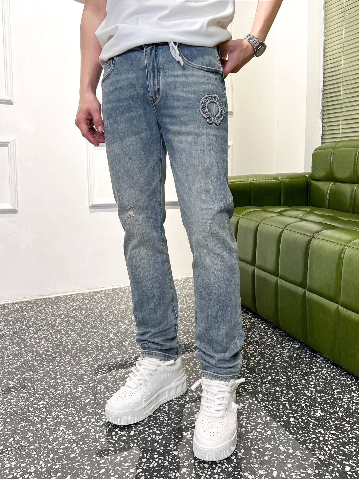 NO:131407,Brand CH Home Quarterly Spring and Summer Color Blue Size 29-36 Size Slim-fit straight-foot version Jeans Ingredients 94.8 cotton, 4.8 polyester, 0.4 spandex Weight 11 amps Washing and Fermenting grinding Nostalgic Cat Whisk Rub Monkey Spraying Resting grinding Pants Leg Embroidery Crafted Embroidery P.S Comfortable Slim-fit straight-foot version Unique tone Fresh and natural Front and back classic brand pattern pressed three-dimensional glue and made of patch bristling embroidery treatment presents the three-dimensional sense of pattern Superimposed waist chain embroidery design Fashion and flavorful Combined with a light nostalgic blue wash design Fashion and versatile style, jeans, alexander wang19860909品牌CH家 季度春夏 颜色蓝色 尺码29—36码 版型修身直脚版 牛仔裤 成分94.8棉,4.8聚酯纤维,0.4氨纶 重量11安 洗水酵磨怀旧 猫须 擦马骝喷料 吊磨 裤脚磨边 工艺贴布毛边绣 P.S舒适的修身直脚版型 独特的色调清新自然 前后幅经典品牌图案压立体胶后做贴布毛边绣处理 呈现图案的立体感 叠加腰头锁链绣设计 时尚有味道 再结合轻微怀旧的蓝色洗水设计 时尚百搭款,,jeans,alexander wang,Men's clothing