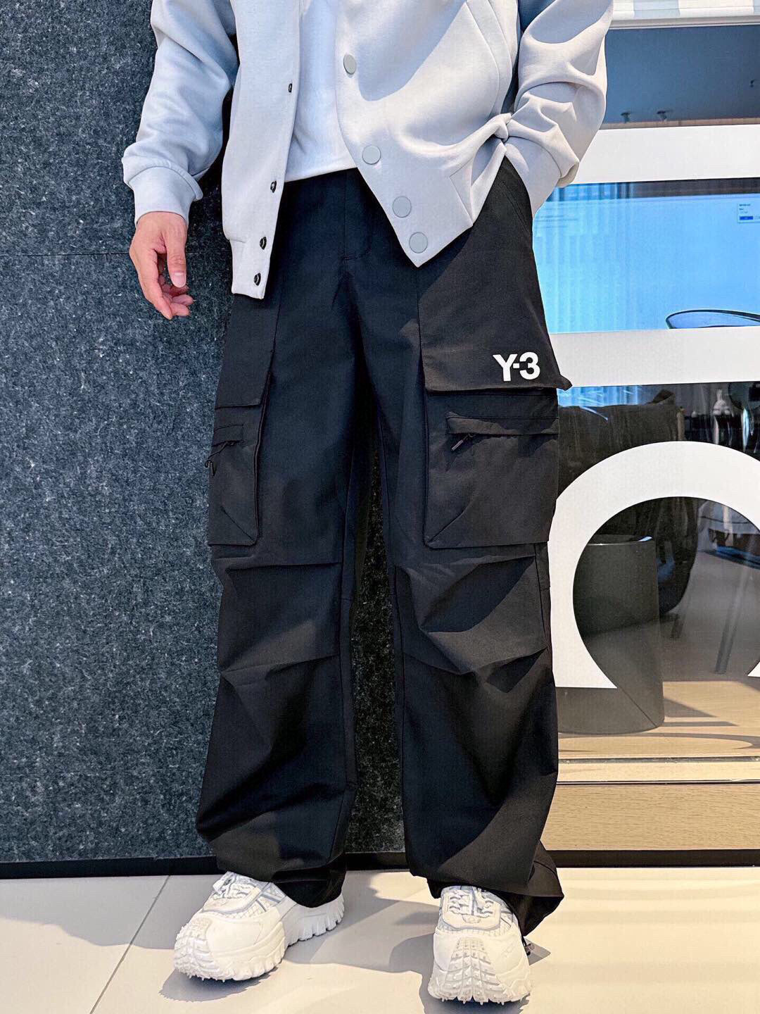 NO:131412,Y-3 spring and summer new work pants are made of high-quality cotton, which is super textured and comfortable!  The heavy industrial pocket decoration design on both sides, the rear pocket design is very eye-catching, the upper body style is super good, the pockets are three-dimensional and stylish, versatile and perfect!  The upper body effect is very handsome!  Very fashionable!  Code number M-3XL high-end goods, alexander wang19860909Y-3春夏新款工装裤采用优质棉质材质,超级有质感舒适！两侧重工口袋装饰设计,后口袋设计十分抢眼,上身版型超好,口袋立体有型,百搭完美！上身效果帅气十足！十分洋气！码数M-3XL 高端货品,,alexander wang,Men's clothing