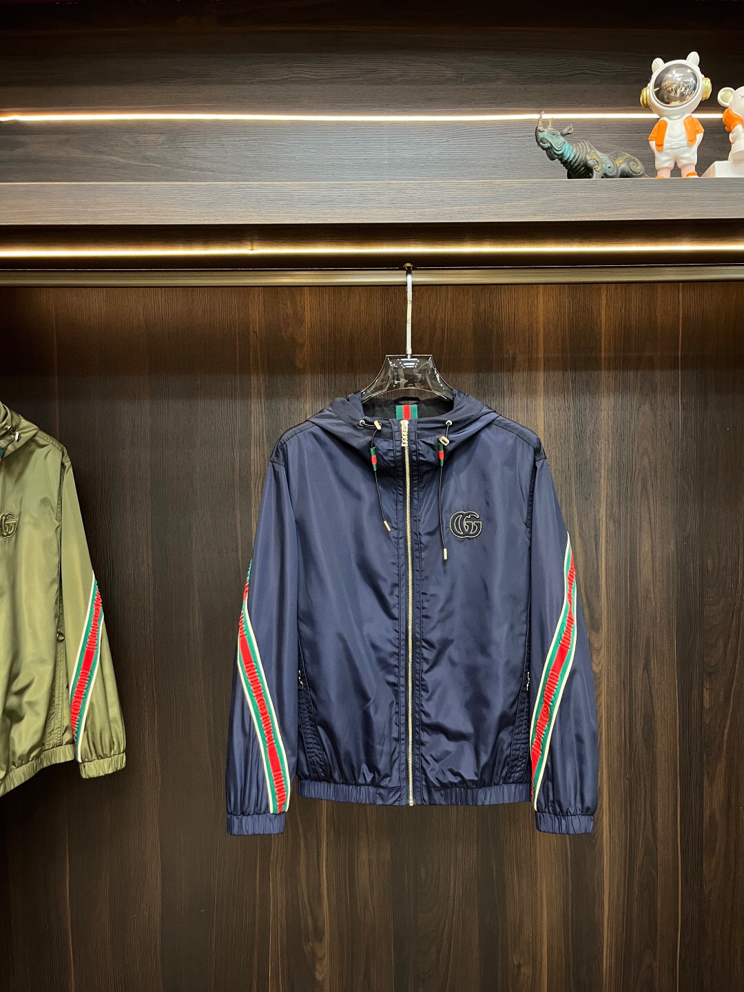 NO:131418,Guqi's new spring jacket, the new product on the show is perfect, comfortable and warm, the three-standard complete colors and full and attractive, and the very outstanding design easily advances the sense of fashion, the workmanship is extremely exquisite and rigorous, and the wiring is neat and meticulous!  A masterpiece of a big-name designer!  The upper body doesn't look bloated and super handsome!  Spot code M ~ XXXL,,jackets & coats,jackets & coats,alexander wang19860909古奇 春季新款夹克外套,秀场新品品相非常完美,舒适保暖,三标齐全色泽饱满诱人,非常出彩的设计,轻松将时髦感进阶,做工极为考究严谨,走线工整细致！大牌设计师巨作！上身不显臃肿、超级帅气！现货码数M ～ XXXL,,jackets & coats,jackets & coats,alexander wang,Men's clothing