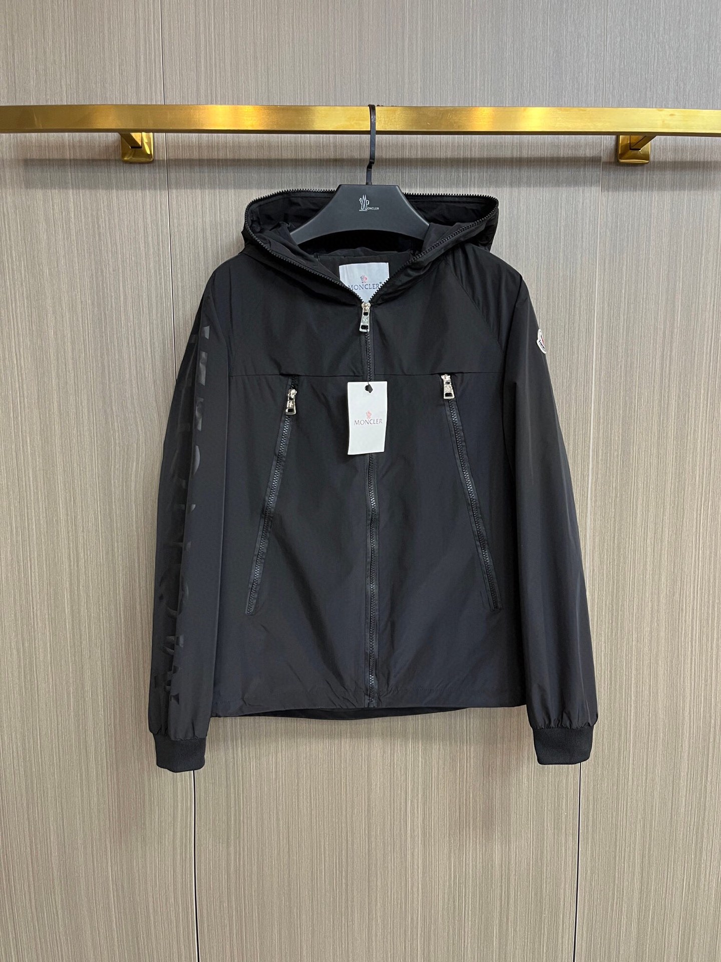 NO:131420,The same style on the official website, released in advance!  SS New Men's Jacket at the Spring Festival, the original single three-standard high-end version!  With hidden hat, customized fabric for counter, high breathability and comfort, impeccable details, brand element design concept, reflecting high quality. The feel is delicate and soft!  It is casually cut, with a great upper body style!  The size M~3XL, the maximum wear is 195 catties., Moncler, jackets & coats, jackets & coats, hats, alexander wang19860909蒙口 官网同款,提前发售！ss开春新款男士夹克外套,原单三标齐全高端版本！带隐藏帽,专柜定制面料 透气舒适度高,细节无可挑剔,品牌元素设计理念,体现高品质.手感细腻柔软！呈现休闲裁剪,上身版型超赞！码数M～3XL,最大穿195斤.,,Moncler,jackets & coats,jackets & coats,hats,alexander wang,Men's clothing