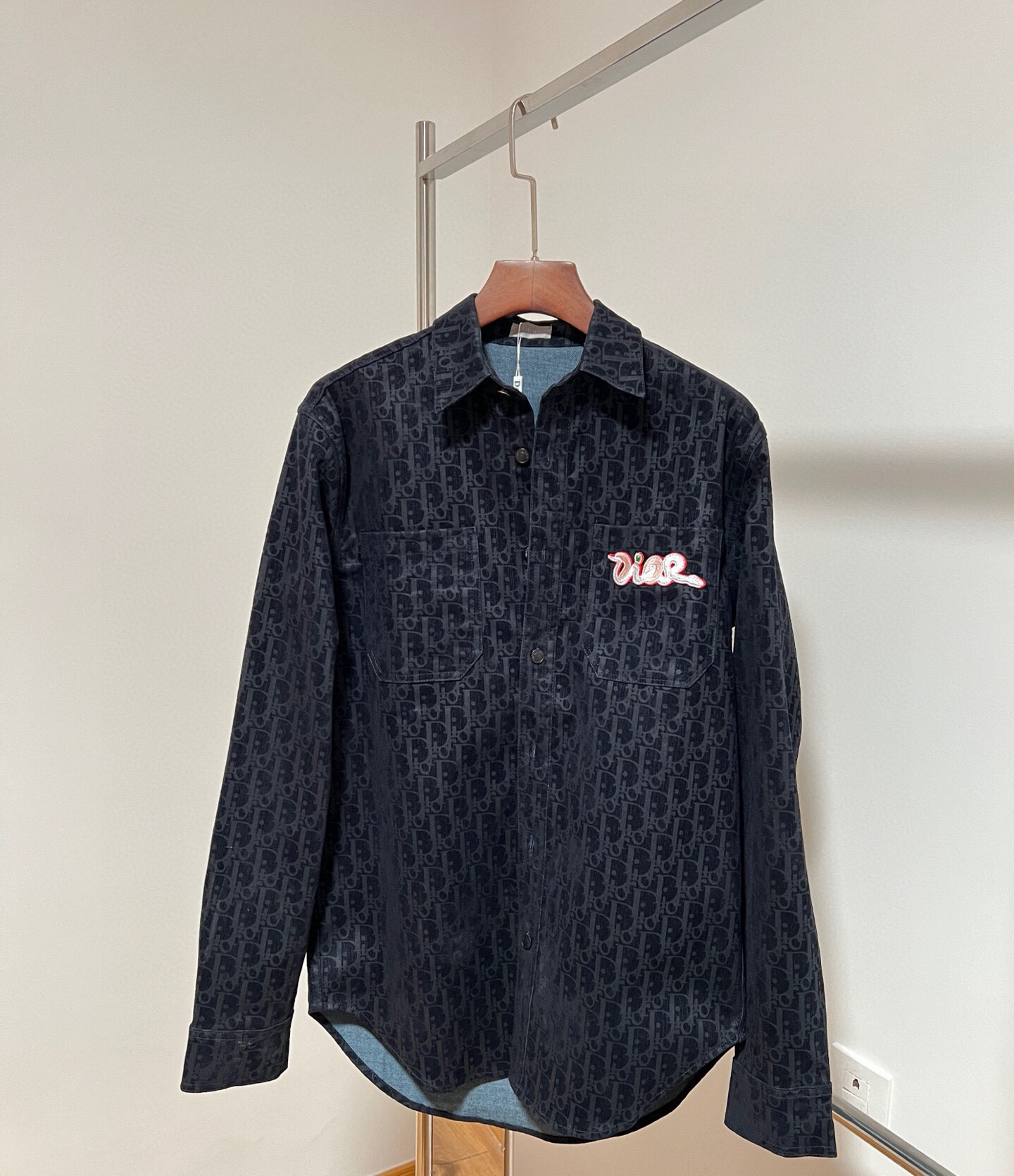 NO:131422,【New Model】CD 25 Early Spring New Pocket Flocked Denim Jacket Jacket, this silhouette denim really has achieved the ultimate in splicing, using contrasting stitching to show its unique design style, layering and deconstruction. It is all in this denim jacket. It has a simple and special design sense, and the craftsmanship is very exquisite. Every detail cuff, zipper, and hem button are all very good-looking. The side hem four-buckle slit is a very practical design for denim clothes, full of fashion sense. The denim fabric creates a retro and modern texture, and casually has a motorcycle feel. Both men and women have super personality and good-looking upper body. M-3XL. Picture color M bust 108 shoulder width 46 clothes length 76 busts other sizes are L/112 XL/116. XXL/120 3XL/124,,jackets &  coats, jackets & coats,alexander wang19860909【新款】CD 25早春新品 口袋植绒牛仔夹克外套,这款廓形牛仔在拼接上真的是做到了极致,采用撞色缝线,展现它独特的设计风格,层次感,解构感,都尽在这款牛仔外套.简单中带点特别的设计感,工艺都是非常的精致,每个细节袖口,拉链,下摆纽扣都是很赞的设计,侧面下摆四合扣开叉对于牛仔衣来说是非常实用的设计,充满时尚感,牛仔面料缔造复古摩登质感,休闲中带着机车感,男女上身都是超级个性好看. M-3XL. 图片色 M胸围108 肩宽46 衣长76 其他尺码胸围分别是L/112 XL/116. XXL/120 3XL/124,,jackets & coats,jackets & coats,alexander wang,Men's clothing