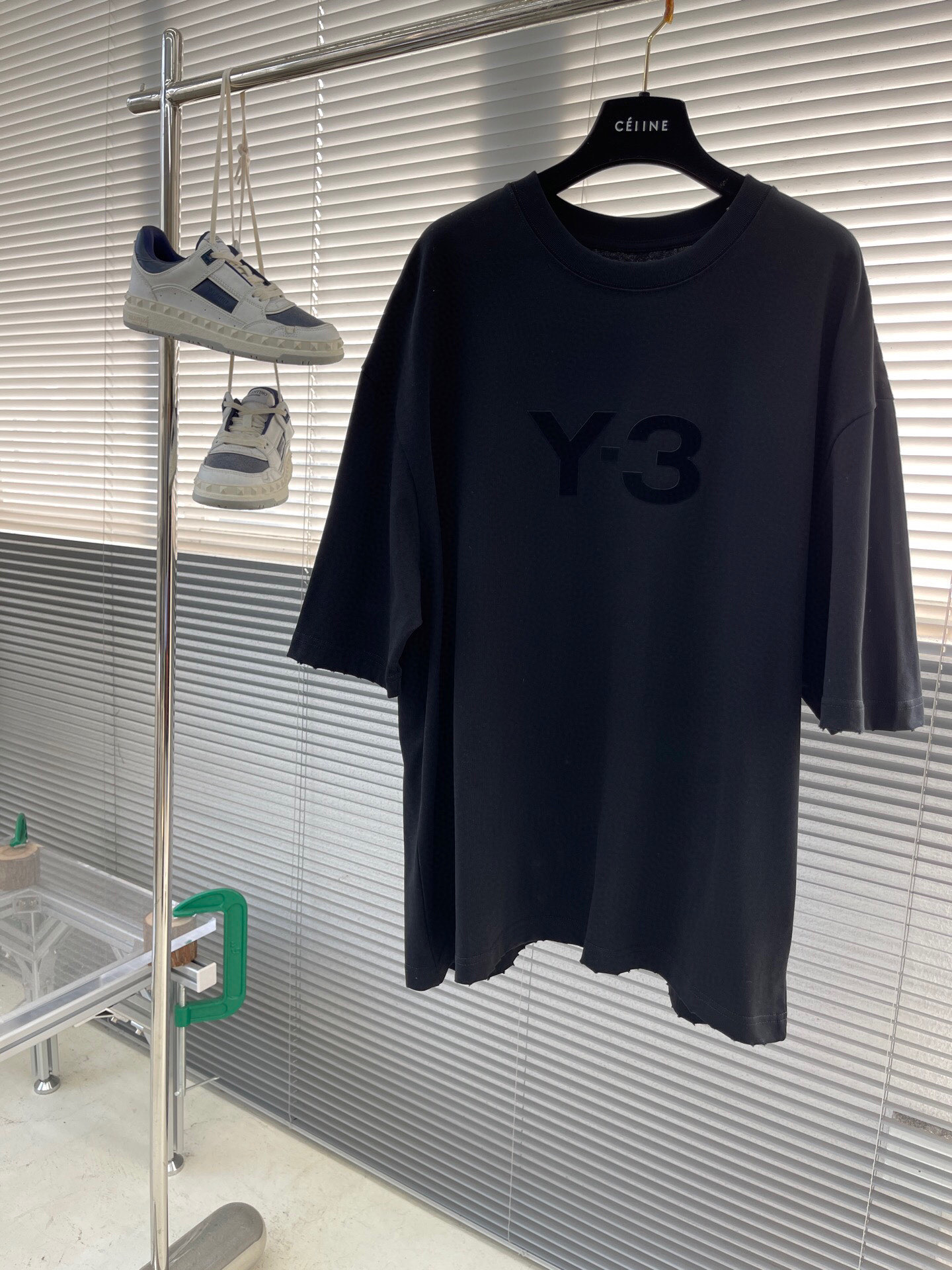 NO:131415,(High version) Y-3 Yamamoto Yoshi's new spring and summer 25 new loose-fitting short-sleeved T-shirt, using custom 340g high-g heavy cotton fabric, very textured, the cuff hem is worn and worn, keeping up with fashion trends. oversize version Color black white wide version Size: XS-XL,,versace,T-shirt,tees,t-shirt,alexander wang19860909(高版本）Y-3山本耀司 25春夏新品宽松版型短袖T恤,采用定制340g高克重棉面料,非常有质感,袖口下摆均做旧磨破,紧跟时尚潮流. oversize 版本 颜色黑色 白色 阔版 尺码: XS-XL,,versace,T-shirt,tees，t-shirt,alexander wang,Men's clothing