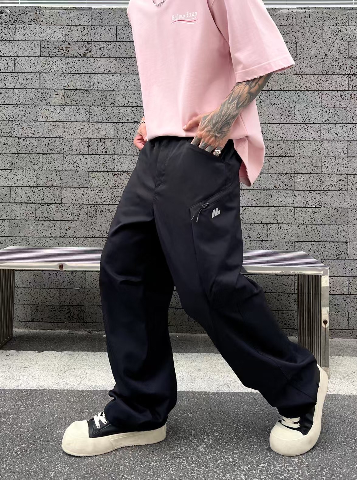 NO:148901,The C-size Paris Home Scimitar Pants are on sale at the same time. The Paris Home Scimitar Pants adopts a unique tailoring design, with the scimitar legs in the shape of a scimitar, and the lines are smooth, showing a unique sense of fashion. The scimitar pants are equipped with oblique socket pockets on both sides of the pants, which are convenient and practical. The waist is designed with elastic bands and matched with drawstrings to ensure comfortable and easy to adjust. This scimitar pants are made of high-quality nylon fabric, which has good wear resistance and wrinkle resistance. The fabric is light and breathable, suitable for all seasons. At the same time, the surface of the fabric has been specially treated and has certain waterproof functions, suitable for various weather conditions. The design of scimitar pants focuses on the combination of comfort and fashion. The loose style not only provides sufficient space for movement, but also can modify the lines of the legs and show a slender visual effect. It can be easily controlled whether it is daily wear or casual sports. Color: off-white black Size (M-3XL)  M waist: 72~76 hip circumference 114 trousers length 102 L size: waist circumference 76~80 hip circumference: 116 trousers length 104 XL waist circumference 80~84 hip circumference 118 trousers length 106 XXL waist circumference 84~88 hip circumference 120 trousers length 108 XXXL waist circumference 88~92 hip circumference 122 trousers length 110,,balenciaga,alexander wang19860909柜台同步在售C位款巴黎家弯刀裤时尚与舒适的结合 巴黎家弯刀裤采用独特的剪裁设计,裤腿呈弯刀形状,线条流畅,展现出独特的时尚感.裤子两侧设有斜插口袋,方便实用.腰部采用松紧带设计,搭配抽绳,确保穿着舒适且易于调节. 这款弯刀裤选用高品质的尼龙面料,具有良好的耐磨性和抗皱性.面料轻盈透气,适合四季穿着.同时,面料表面经过特殊处理,具有一定的防水功能,适合各种天气条件. 弯刀裤的设计注重舒适与时尚的结合.宽松的版型不仅提供了充足的活动空间,还能够修饰腿部线条,展现出修长的视觉效果.无论是日常穿搭还是休闲运动,都能轻松驾驭. 颜色 :米白色 黑色 尺寸（M-3XL） M号腰围:72~76 臀围114 裤长102 L号: 腰围 76~80臀围:116裤长104 XL号腰围 80~84 臀围 118 裤长 106 XXL号腰围84~88 臀围120裤长108 XXXL号腰围88~92 臀围122 裤长110,,balenciaga,alexander wang,Men's clothing