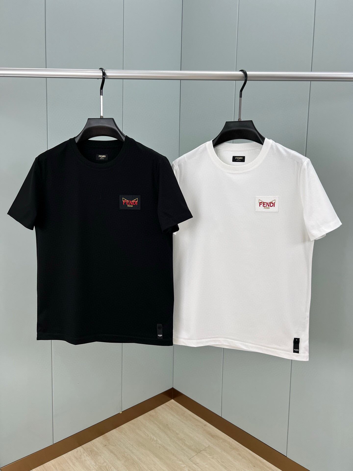 P85 FENDI 25春夏新品小怪兽刺绣徽章短袖T恤，正面胸前饰有FENDI Roma字样以及红色和金色FENDI Eyes刺绣徽章设计，下脚缝有FENDI贴条标识并附有颗F型五孔珍珠贝母纽扣，彰显品牌的独有设计。定制260纯棉面料；黑色 白色s—xxl
