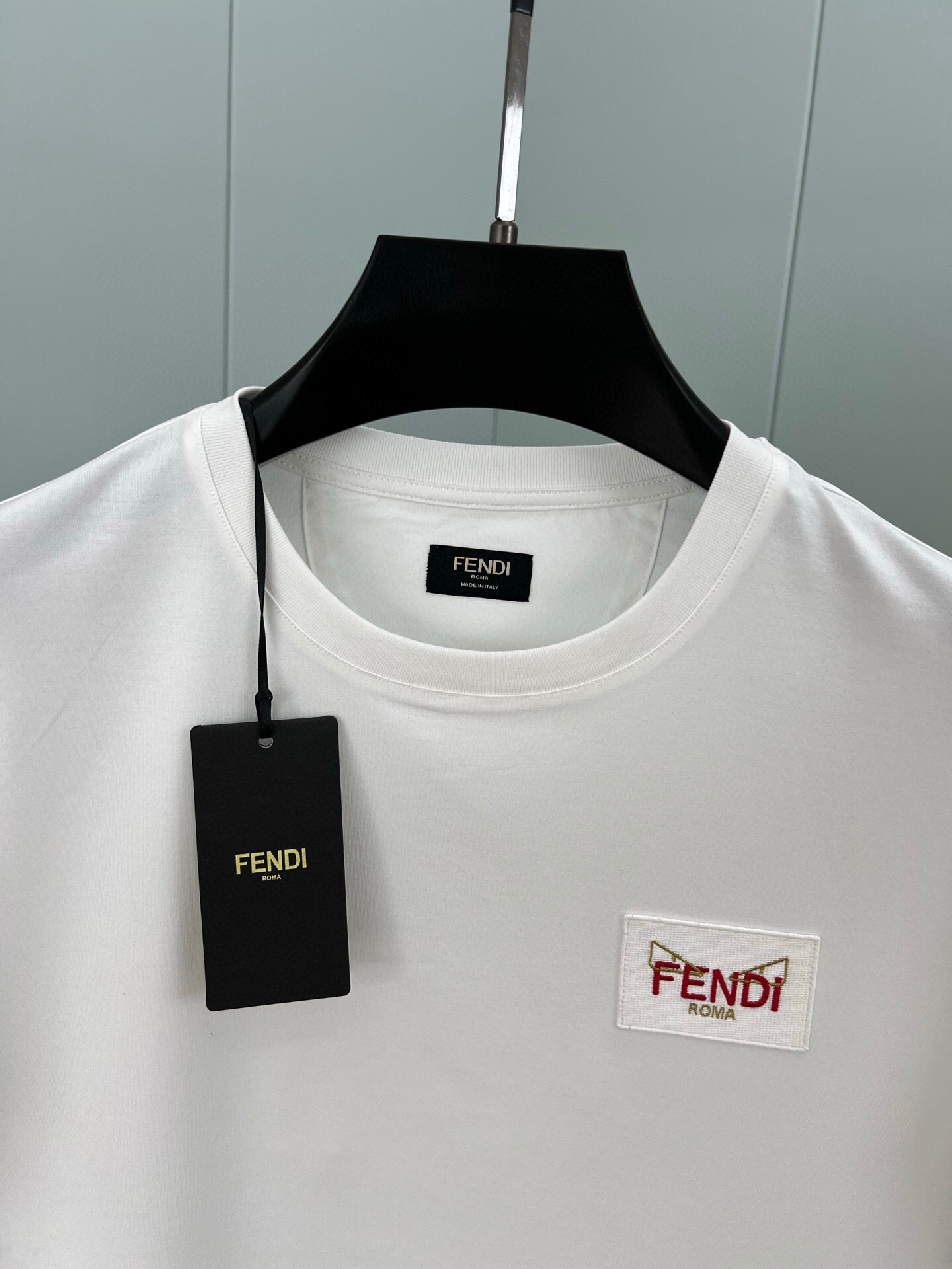 P85 FENDI 25春夏新品小怪兽刺绣徽章短袖T恤，正面胸前饰有FENDI Roma字样以及红色和金色FENDI Eyes刺绣徽章设计，下脚缝有FENDI贴条标识并附有颗F型五孔珍珠贝母纽扣，彰显品牌的独有设计。定制260纯棉面料；黑色 白色s—xxl