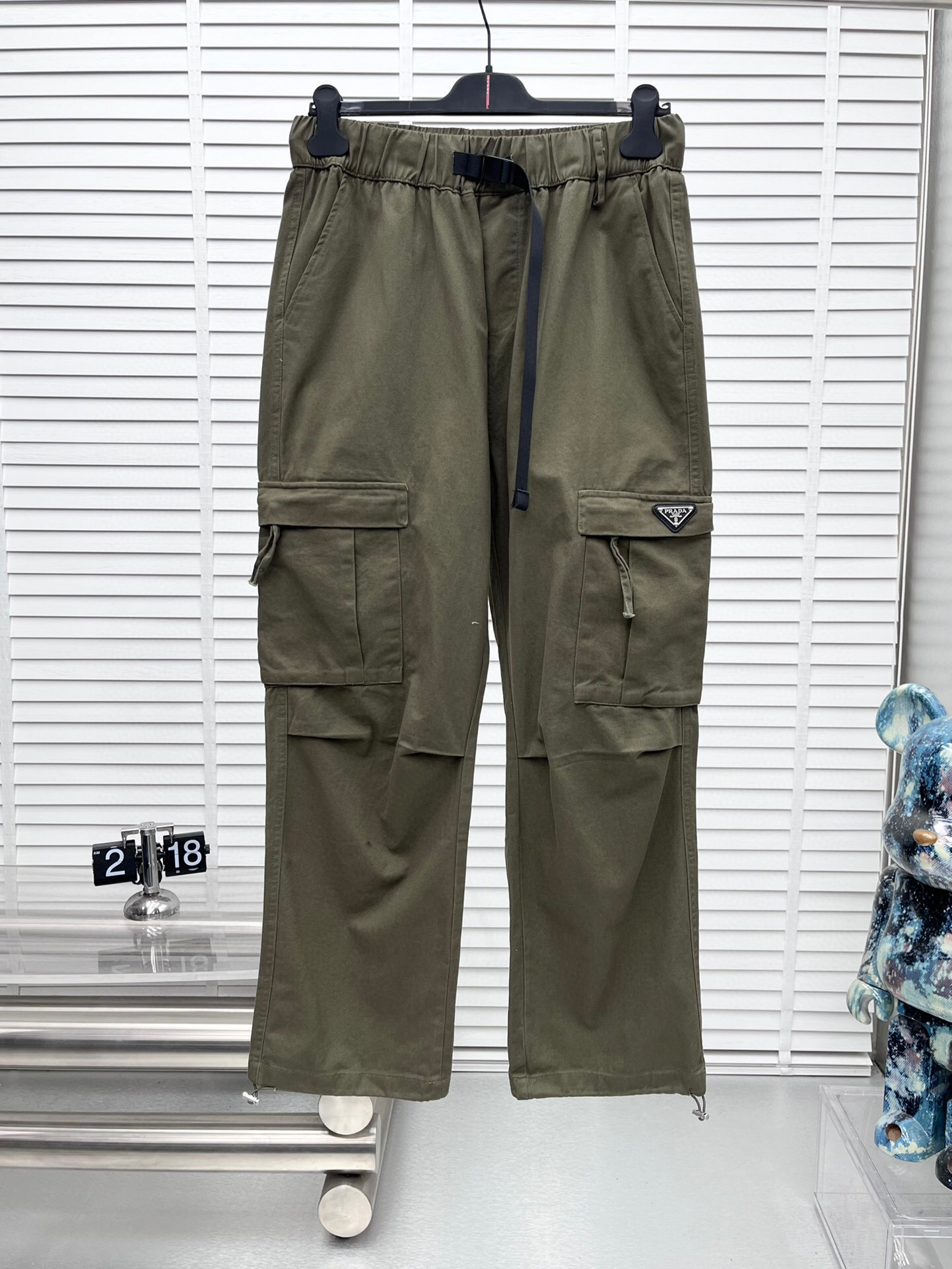 
Prad* 2025春夏新款休闲裤！官网同步发售。品牌经典LOGO休闲裤 ，定制面料，舒适度极好，手触