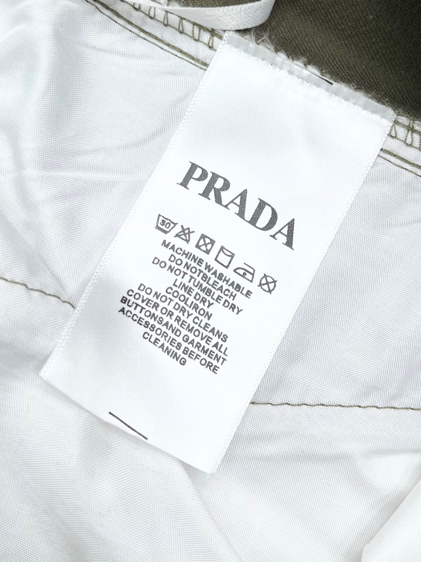 
Prad* 2025春夏新款休闲裤！官网同步发售。品牌经典LOGO休闲裤 ，定制面料，舒适度极好，手触