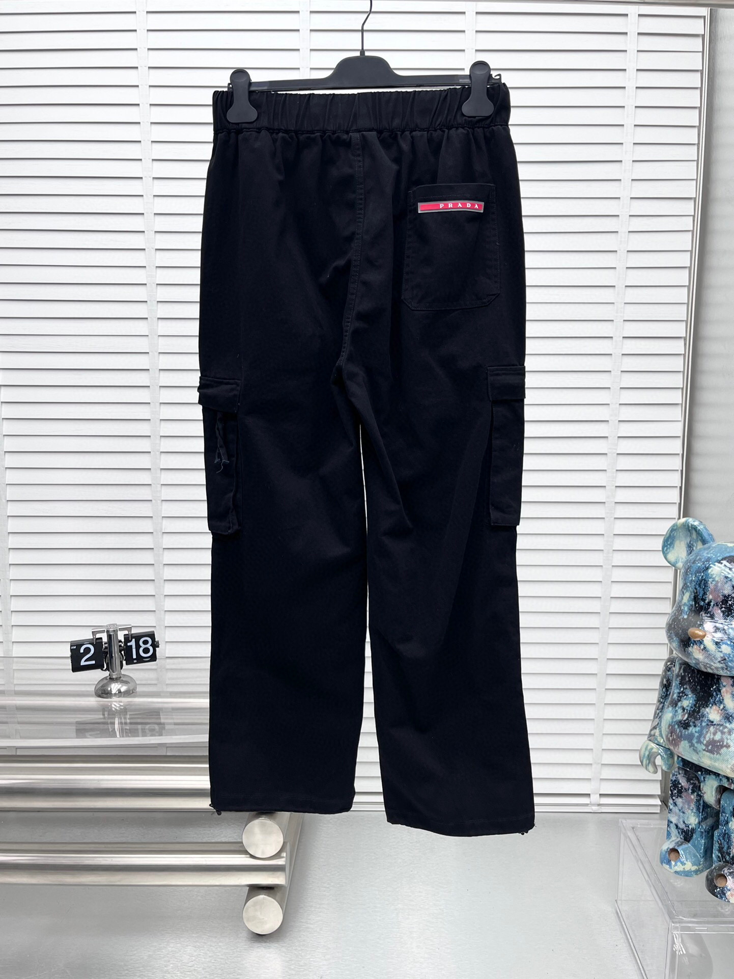 
Prad* 2025春夏新款休闲裤！官网同步发售。品牌经典LOGO休闲裤 ，定制面料，舒适度极好，手触