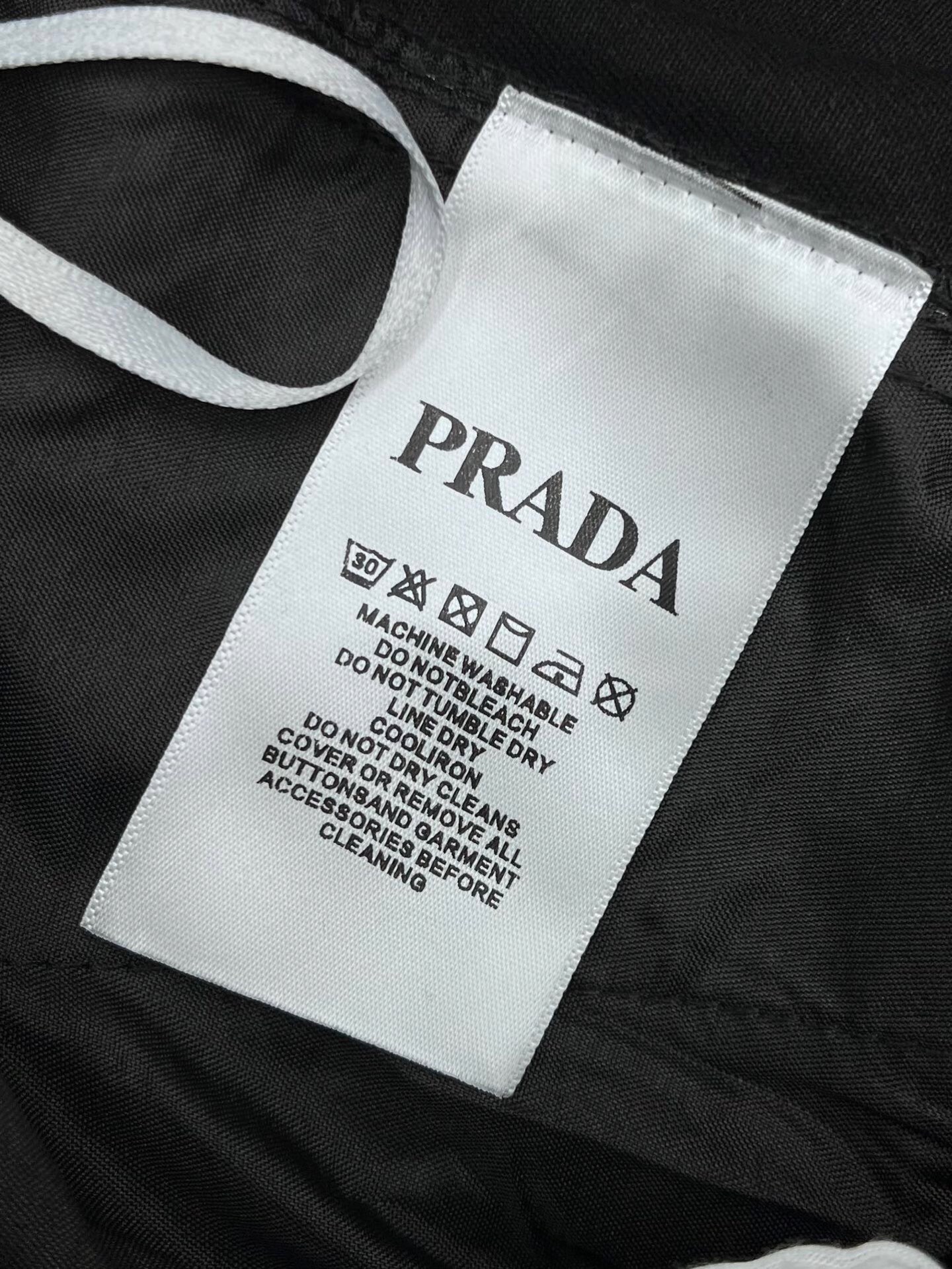 
Prad* 2025春夏新款休闲裤！官网同步发售。品牌经典LOGO休闲裤 ，定制面料，舒适度极好，手触