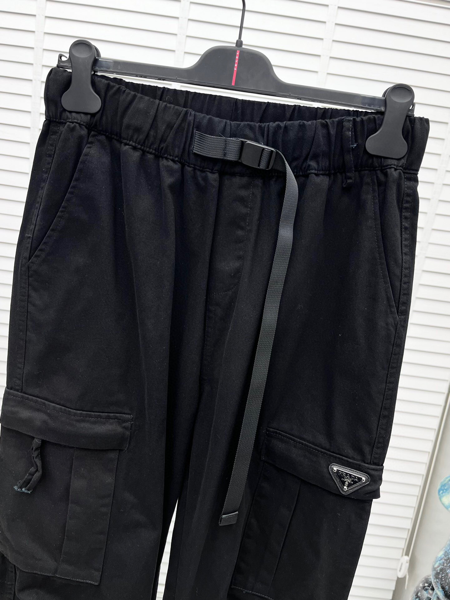 
Prad* 2025春夏新款休闲裤！官网同步发售。品牌经典LOGO休闲裤 ，定制面料，舒适度极好，手触