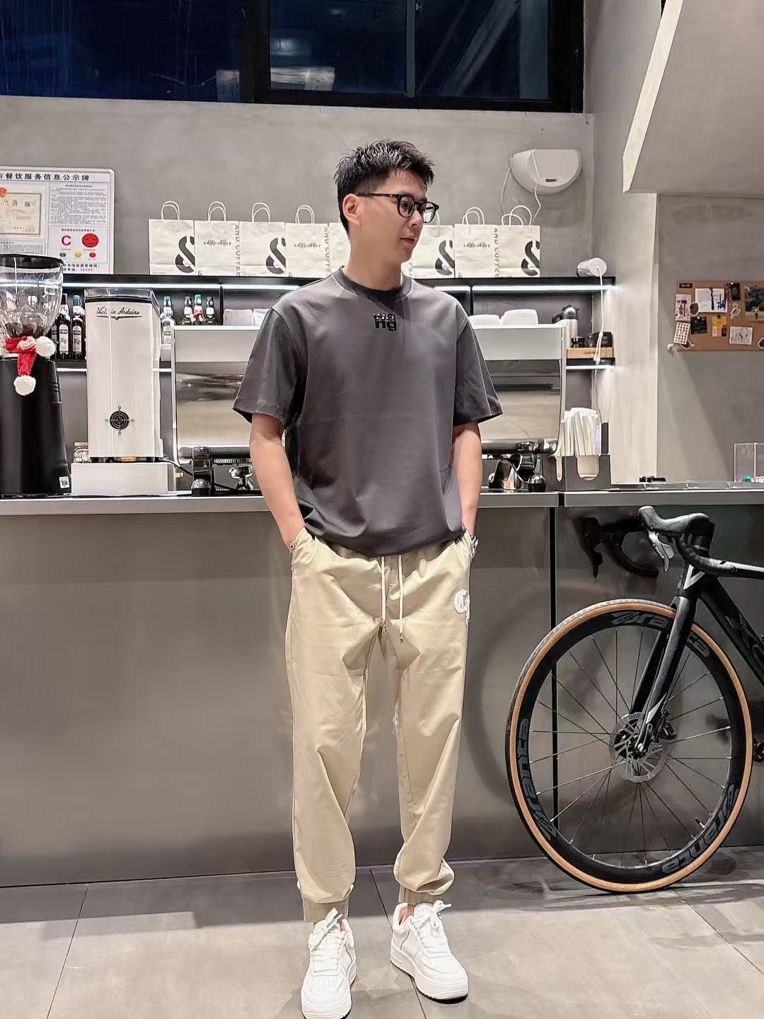 
克罗心2025春夏裤子     
码数M-3XL
面料成分： 竹纤维29%聚酯纤维67%氨纶4%
面料