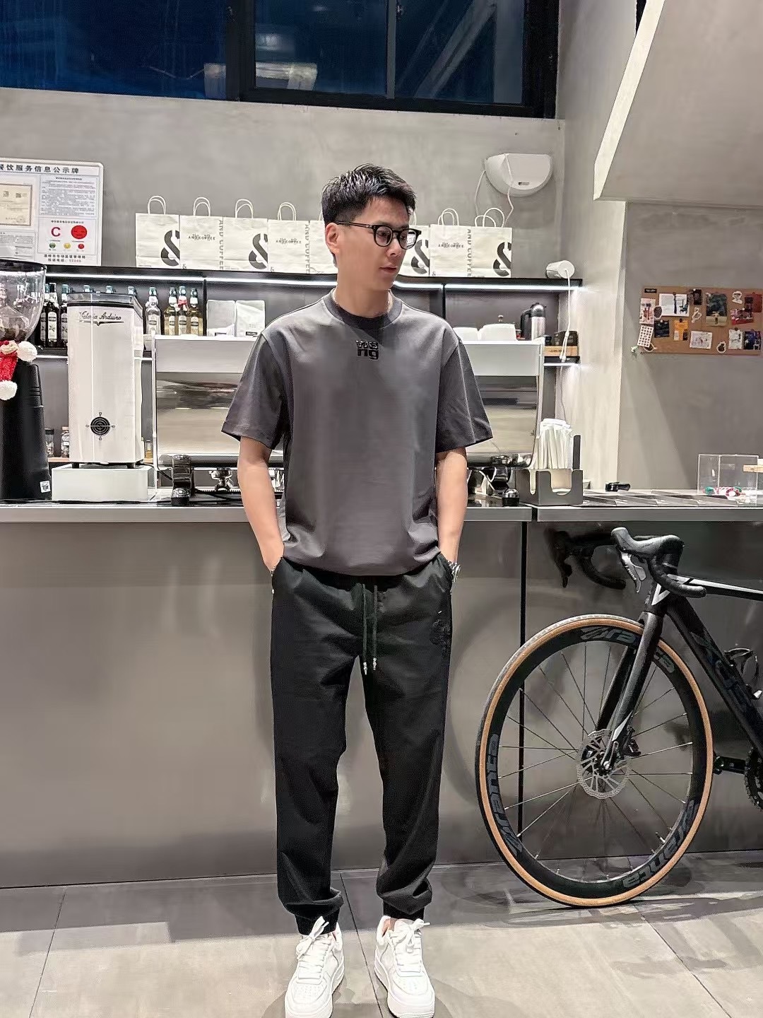 克罗心2025春夏裤子
码数M-3XL
面料成分: 竹纤维29%聚酯纤维67%氨纶4%
面料