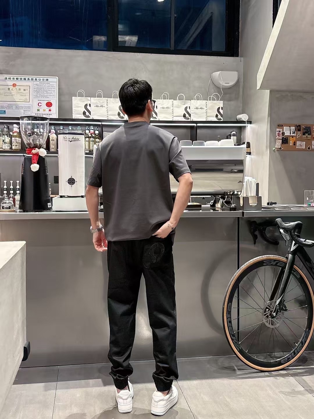 克罗心2025春夏裤子
码数M-3XL
面料成分: 竹纤维29%聚酯纤维67%氨纶4%
面料