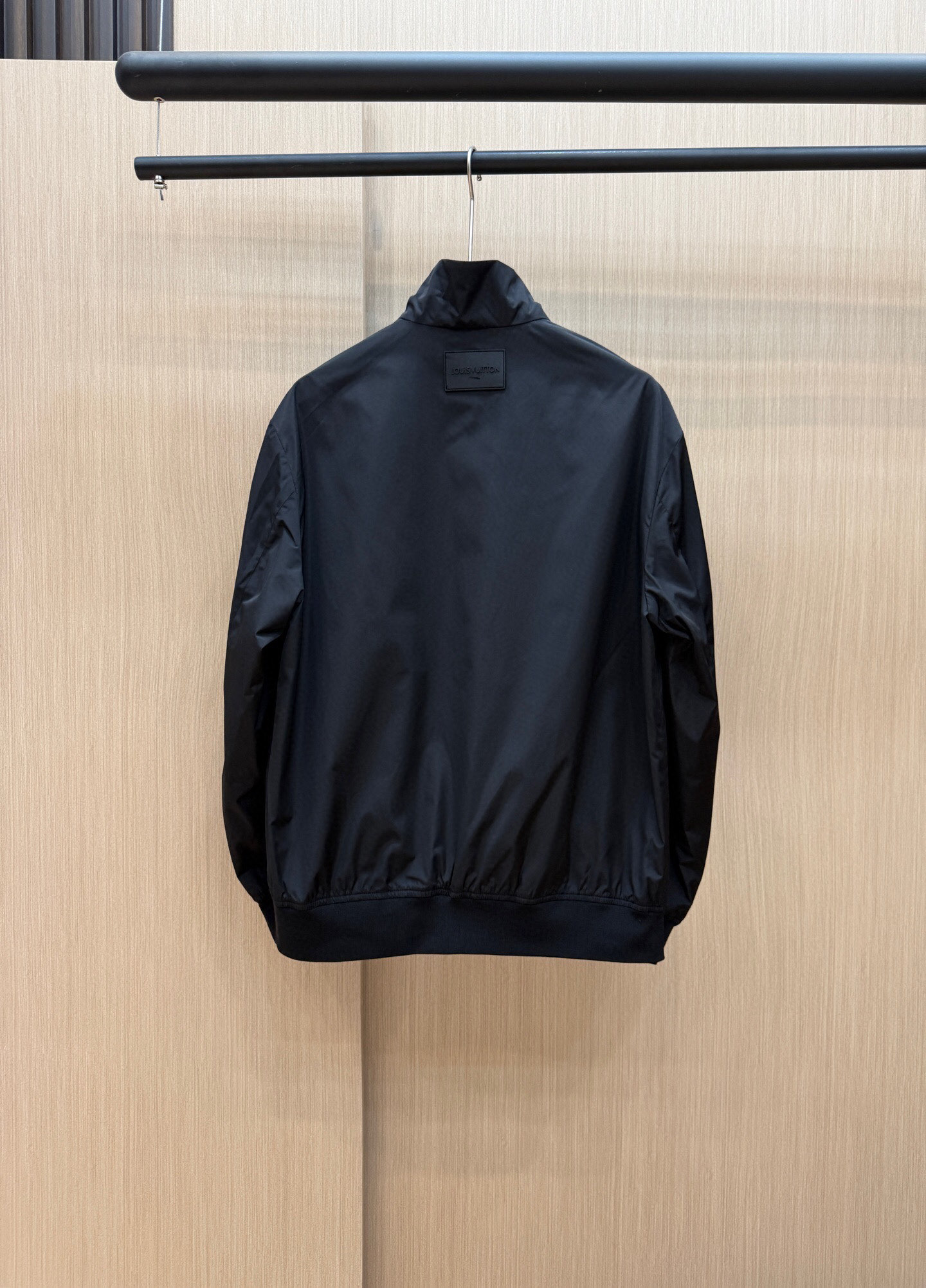 
 LV 2025春季新款夹克外套，秀场新品‼品相非常完美，舒适保暖，三标齐全色泽饱满诱人，非常出彩的设