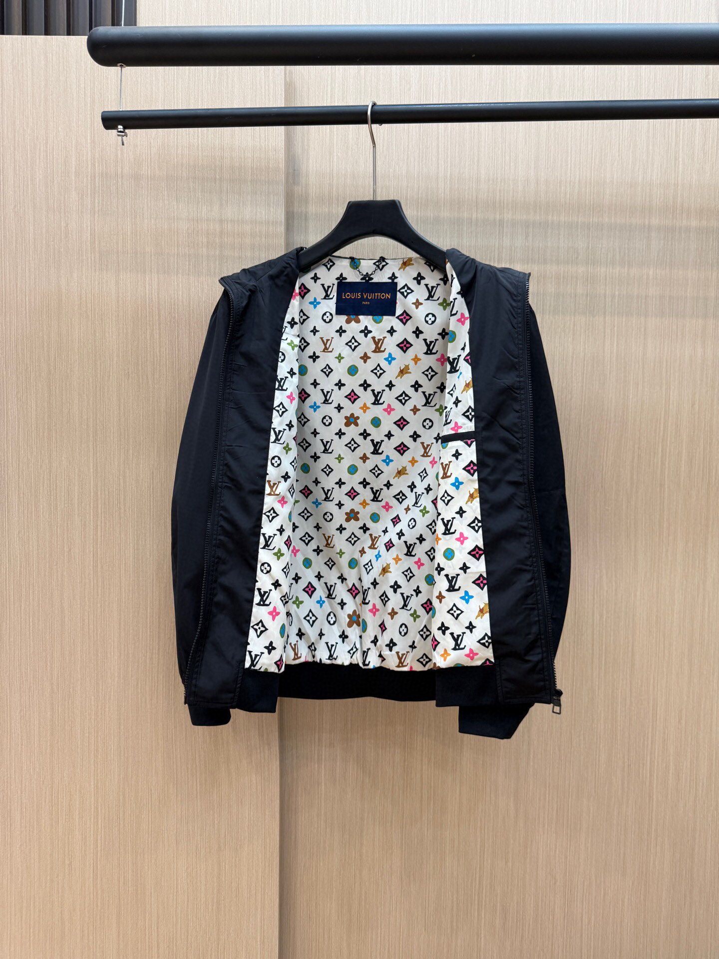 
 LV 2025春季新款夹克外套，秀场新品‼品相非常完美，舒适保暖，三标齐全色泽饱满诱人，非常出彩的设