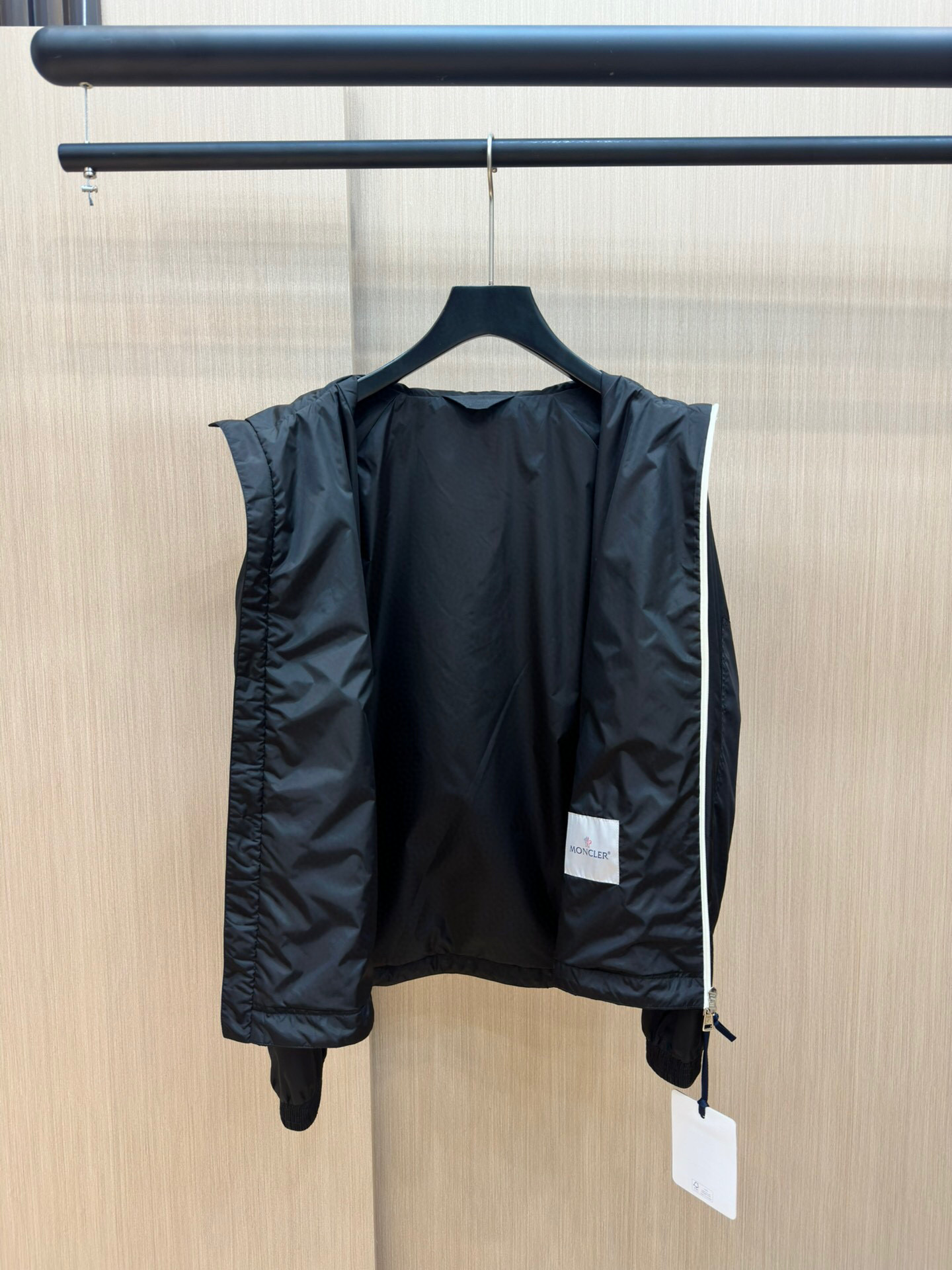 
蒙口 2025春季新款夹克外套，秀场新品‼品相非常完美，双面穿舒适保暖，三标齐全色泽饱满诱人，非常出彩