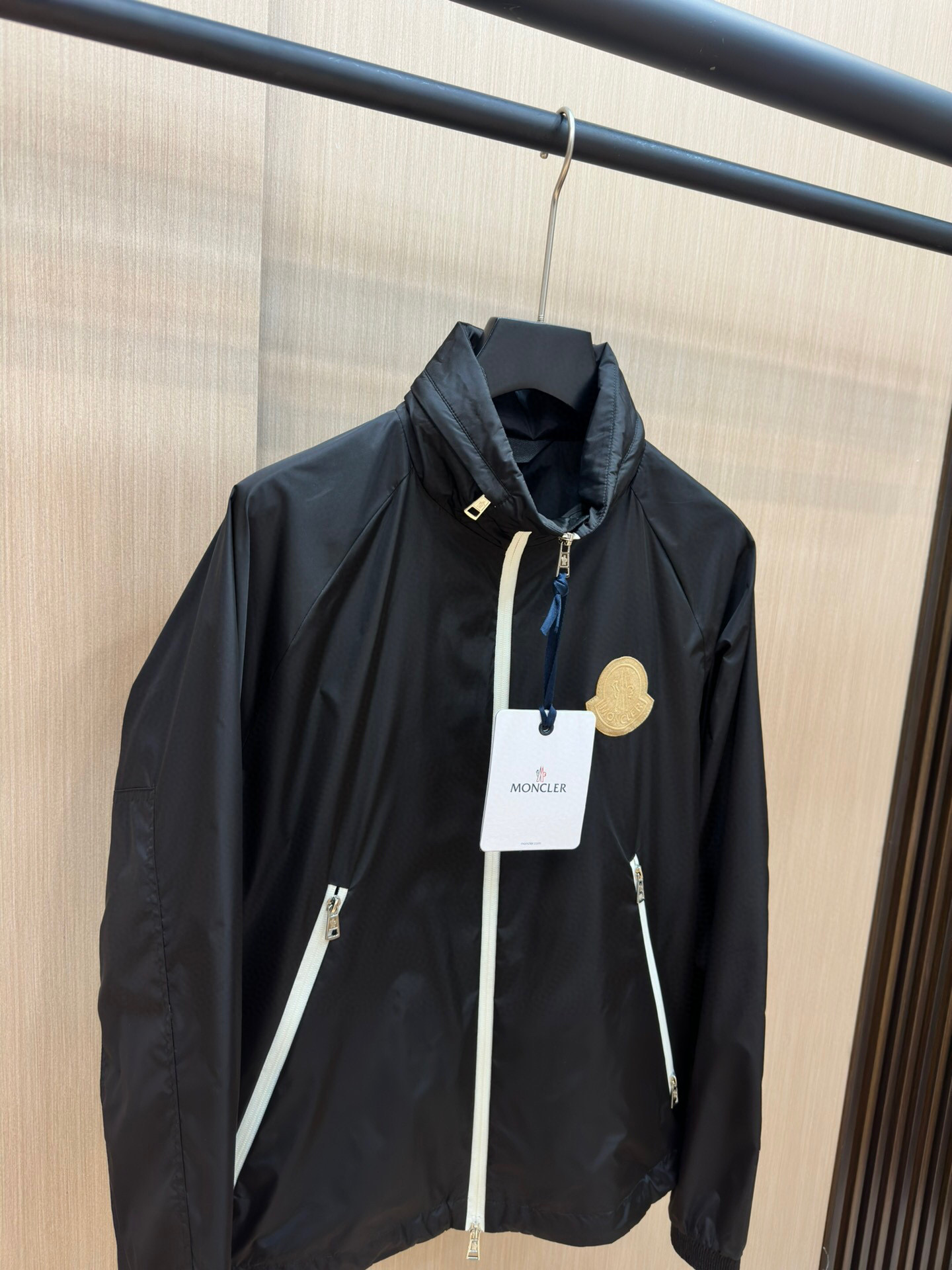 
蒙口 2025春季新款夹克外套，秀场新品‼品相非常完美，双面穿舒适保暖，三标齐全色泽饱满诱人，非常出彩