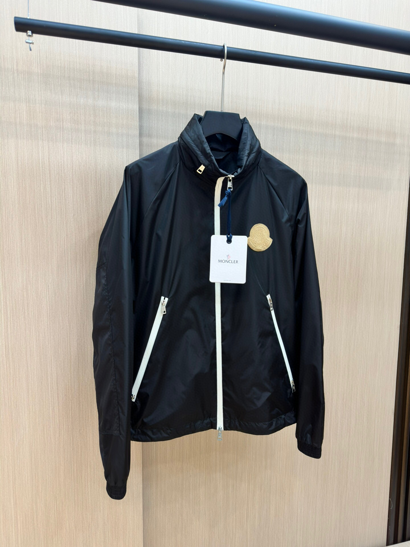 
蒙口 2025春季新款夹克外套，秀场新品‼品相非常完美，双面穿舒适保暖，三标齐全色泽饱满诱人，非常出彩