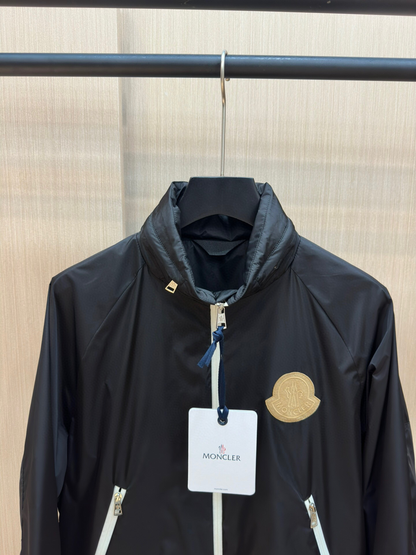 
蒙口 2025春季新款夹克外套，秀场新品‼品相非常完美，双面穿舒适保暖，三标齐全色泽饱满诱人，非常出彩