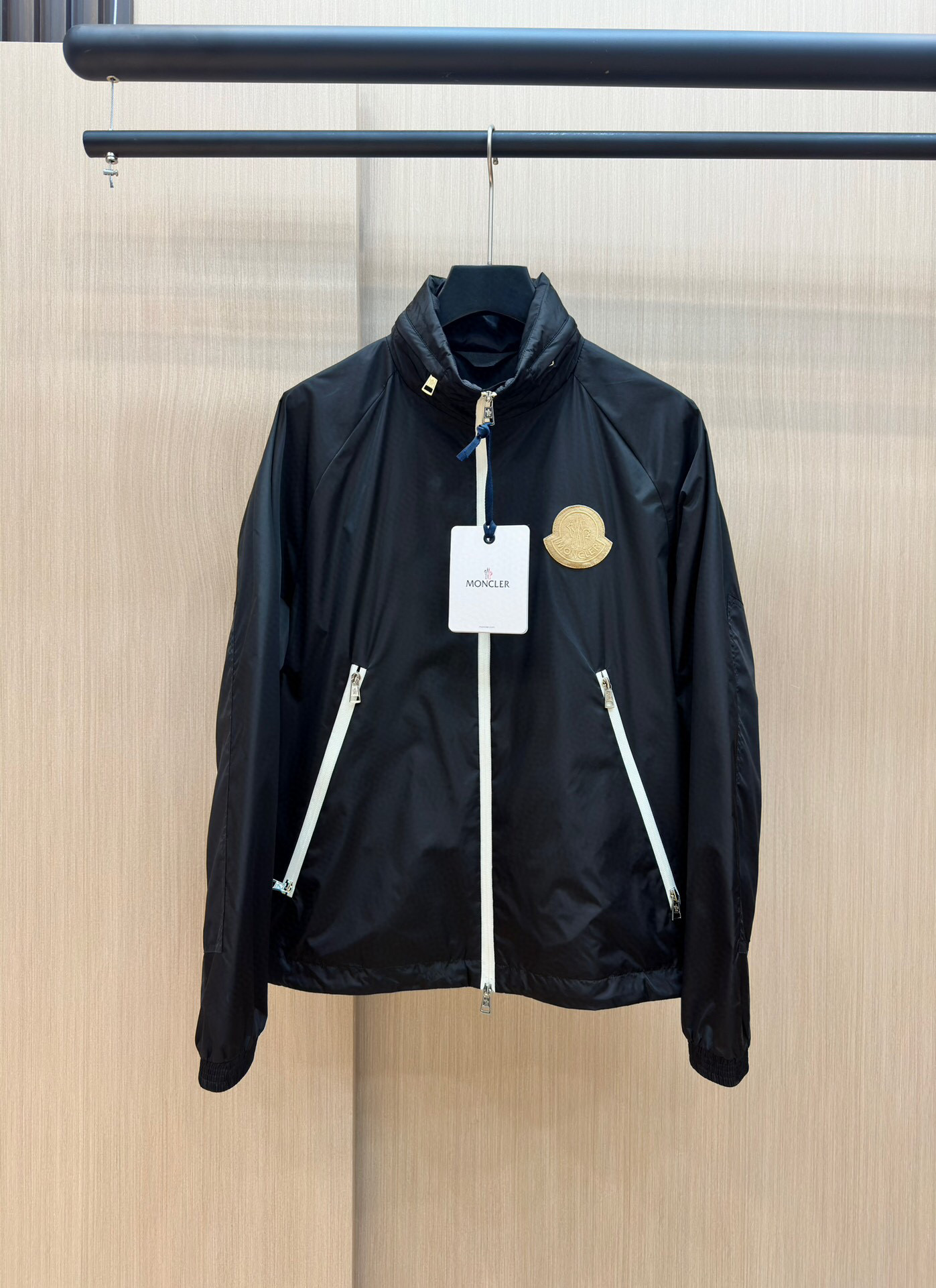 
蒙口 2025春季新款夹克外套，秀场新品‼品相非常完美，双面穿舒适保暖，三标齐全色泽饱满诱人，非常出彩