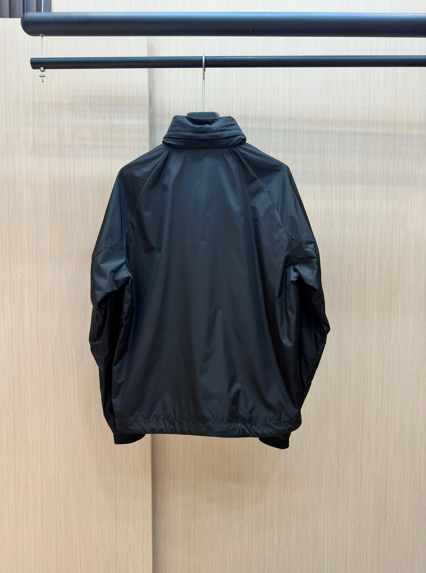 
蒙口 2025春季新款夹克外套，秀场新品‼品相非常完美，双面穿舒适保暖，三标齐全色泽饱满诱人，非常出彩
