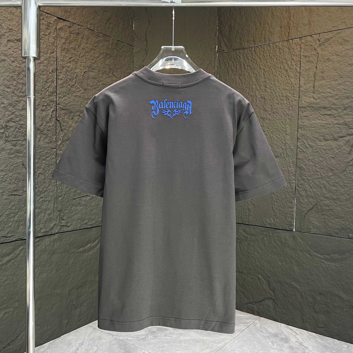 
BALENC*        巴黎*
2025春夏新款短袖T恤
重磅纯棉字母logo立体硅胶
颜色：黑