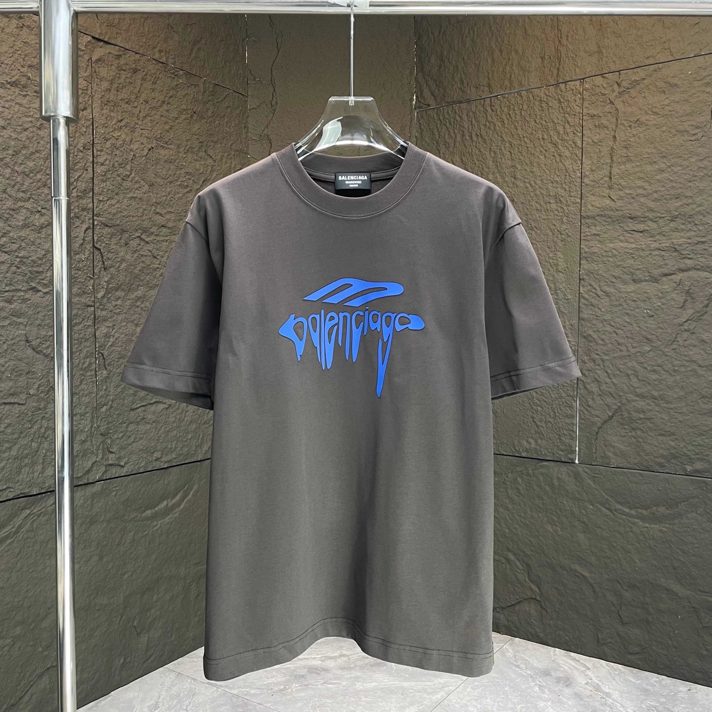 
BALENC*        巴黎*
2025春夏新款短袖T恤
重磅纯棉字母logo立体硅胶
颜色：黑