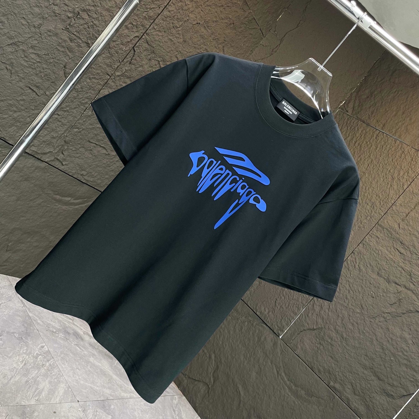 
BALENC*        巴黎*
2025春夏新款短袖T恤
重磅纯棉字母logo立体硅胶
颜色：黑
