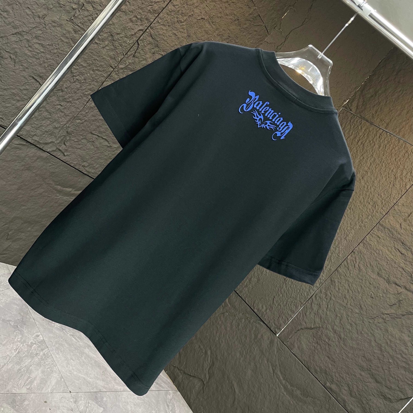 
BALENC*        巴黎*
2025春夏新款短袖T恤
重磅纯棉字母logo立体硅胶
颜色：黑