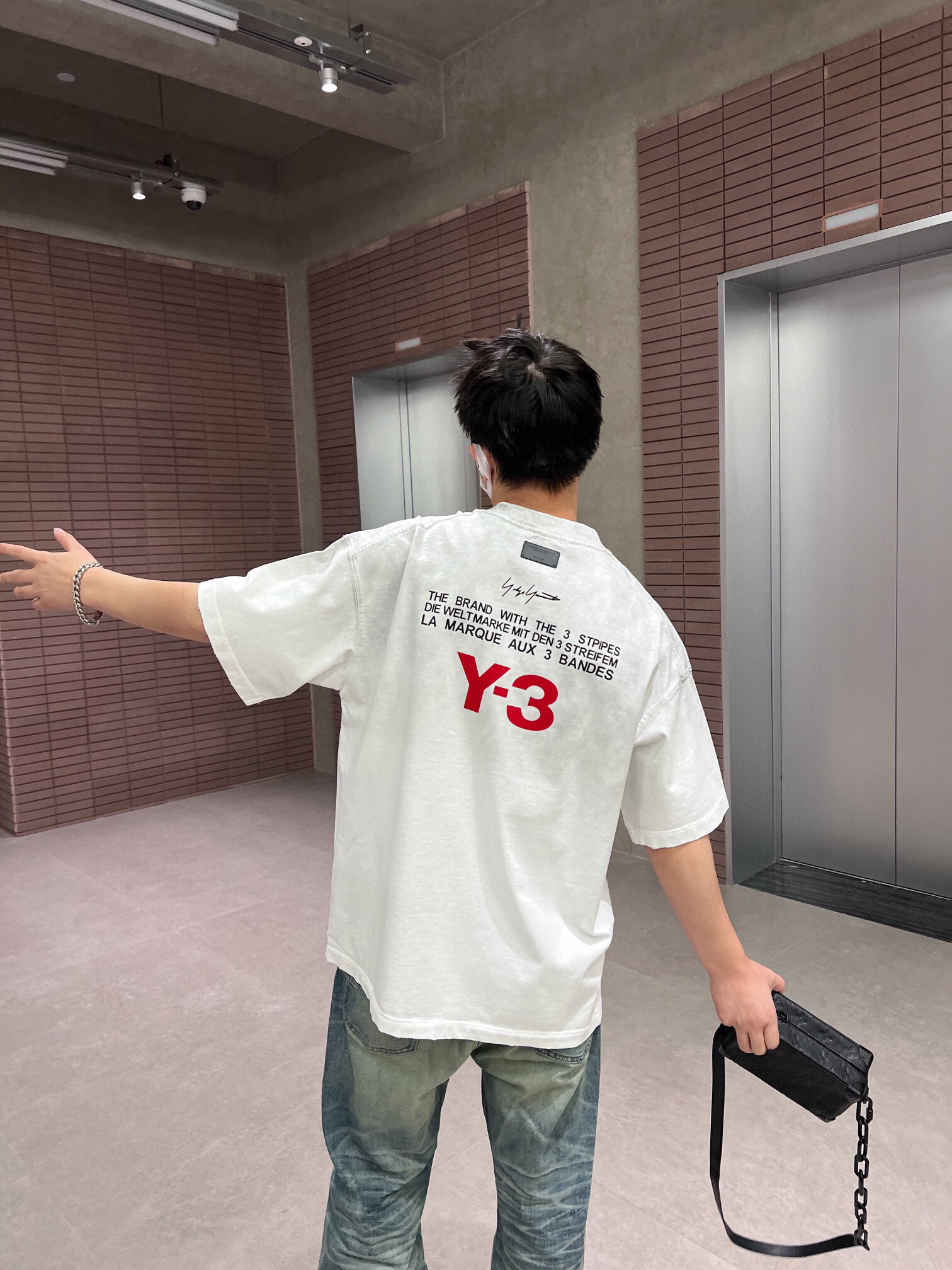 
品牌：Y-3
季度：2025春夏
颜色：黑色 白色
尺码：S-XXL
版型：宽松版 短袖T
重量：39