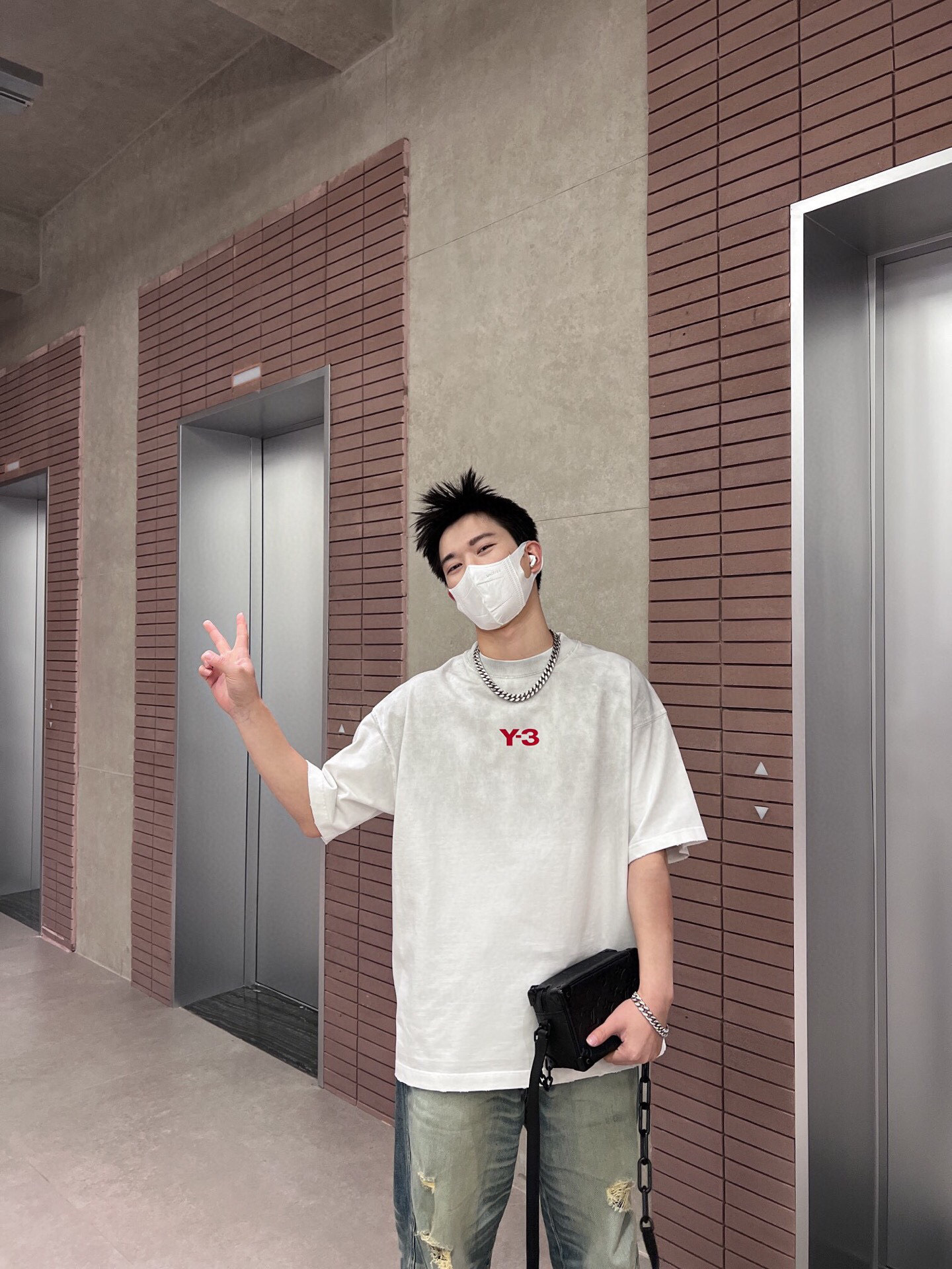 
品牌：Y-3
季度：2025春夏
颜色：黑色 白色
尺码：S-XXL
版型：宽松版 短袖T
重量：39