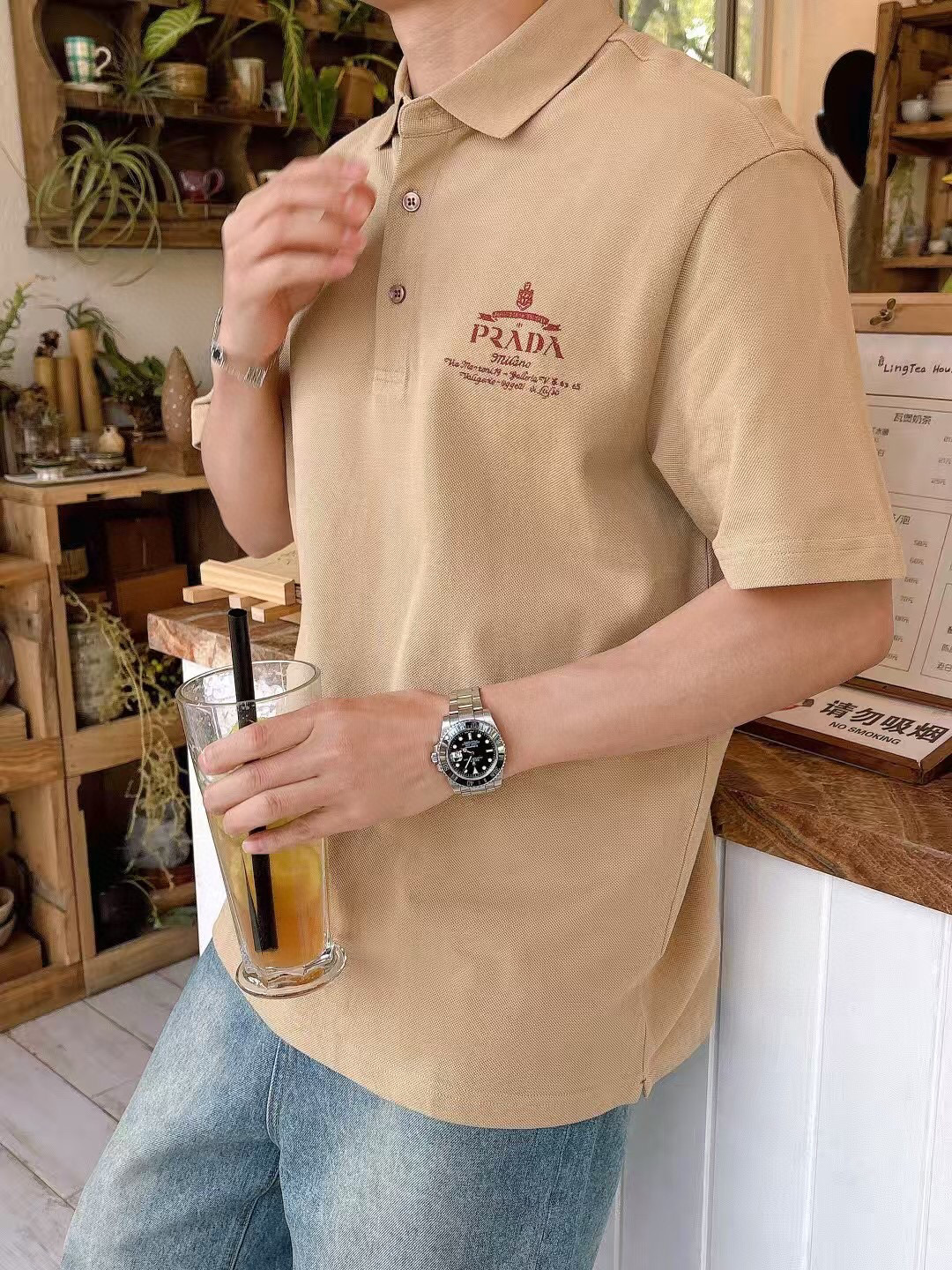 
普拉达Polo系列
季度：2025春夏
颜色：黑色 白色 卡其色 藏青色
尺码   m-4xL
版型：