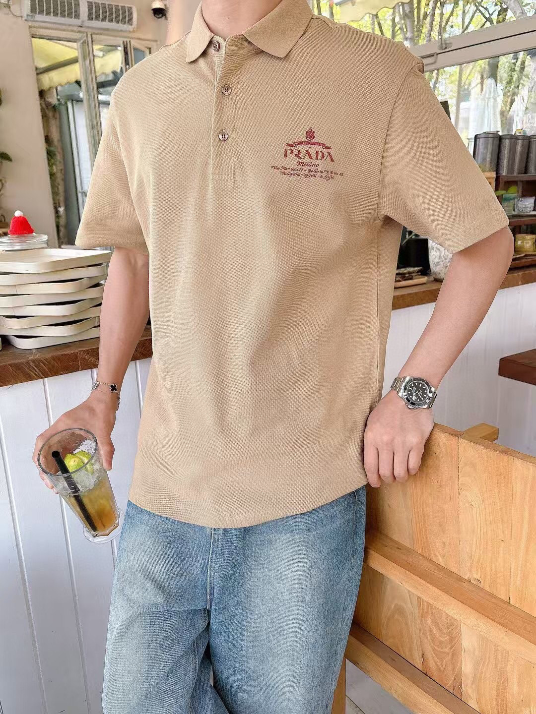 
普拉达Polo系列
季度：2025春夏
颜色：黑色 白色 卡其色 藏青色
尺码   m-4xL
版型：