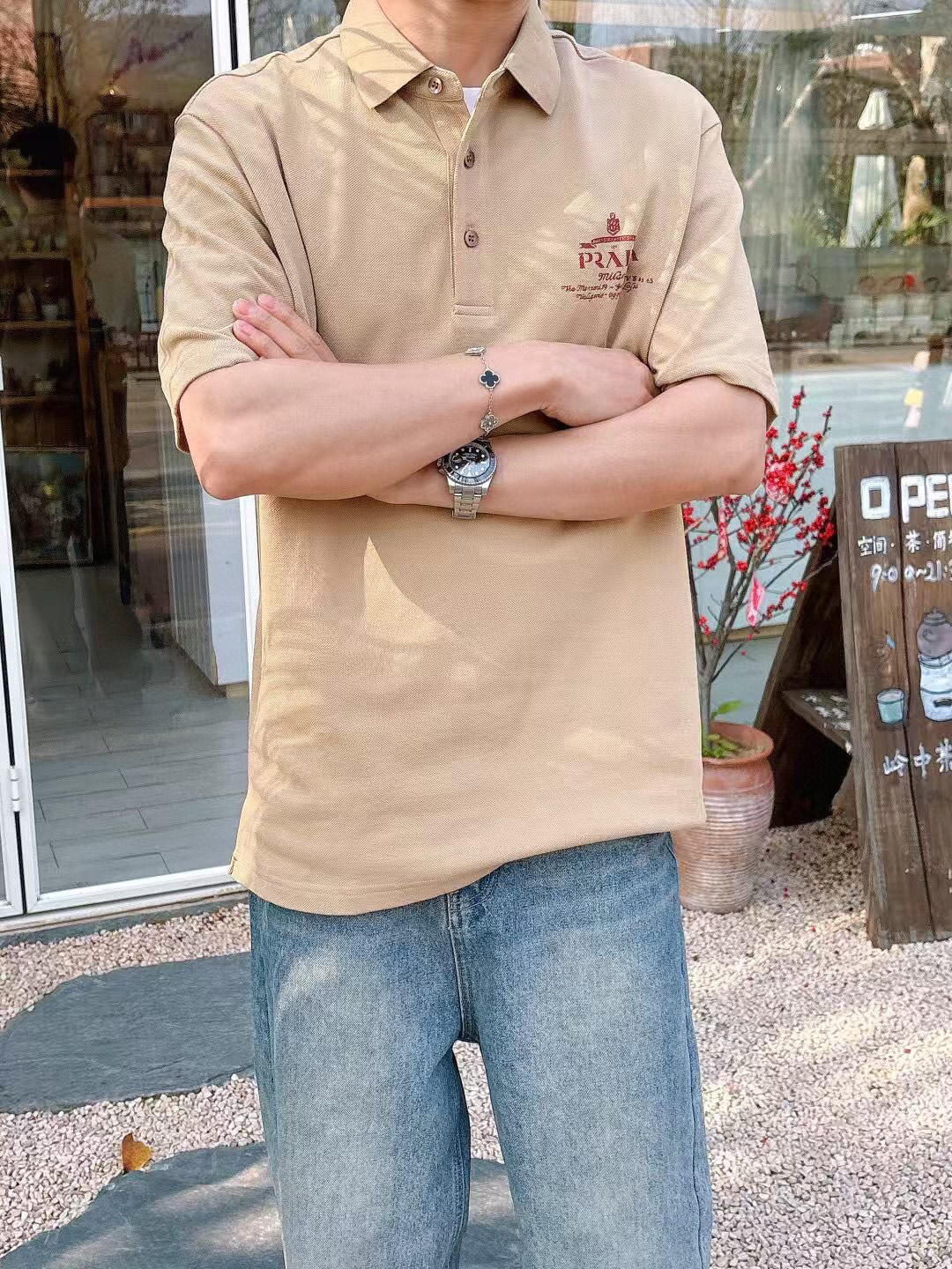 
普拉达Polo系列
季度：2025春夏
颜色：黑色 白色 卡其色 藏青色
尺码   m-4xL
版型：