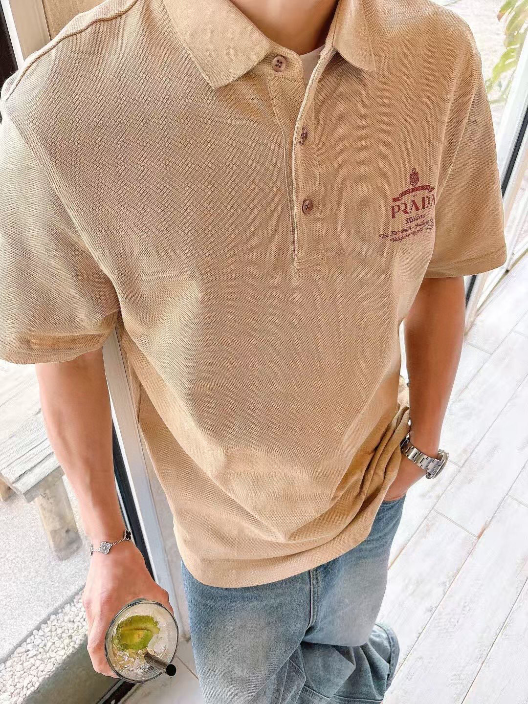 
普拉达Polo系列
季度：2025春夏
颜色：黑色 白色 卡其色 藏青色
尺码   m-4xL
版型：