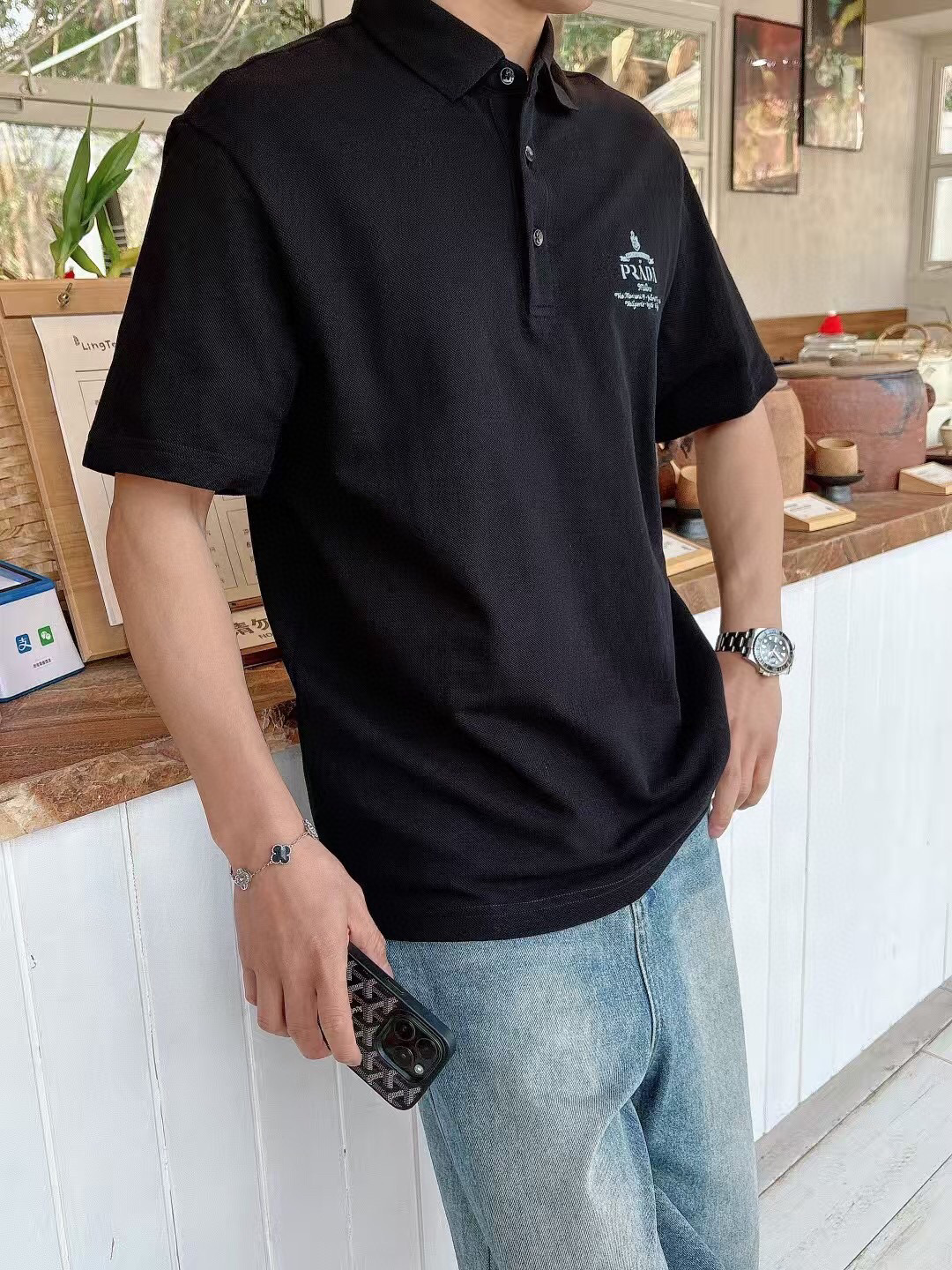 
普拉达Polo系列
季度：2025春夏
颜色：黑色 白色 卡其色 藏青色
尺码   m-4xL
版型：