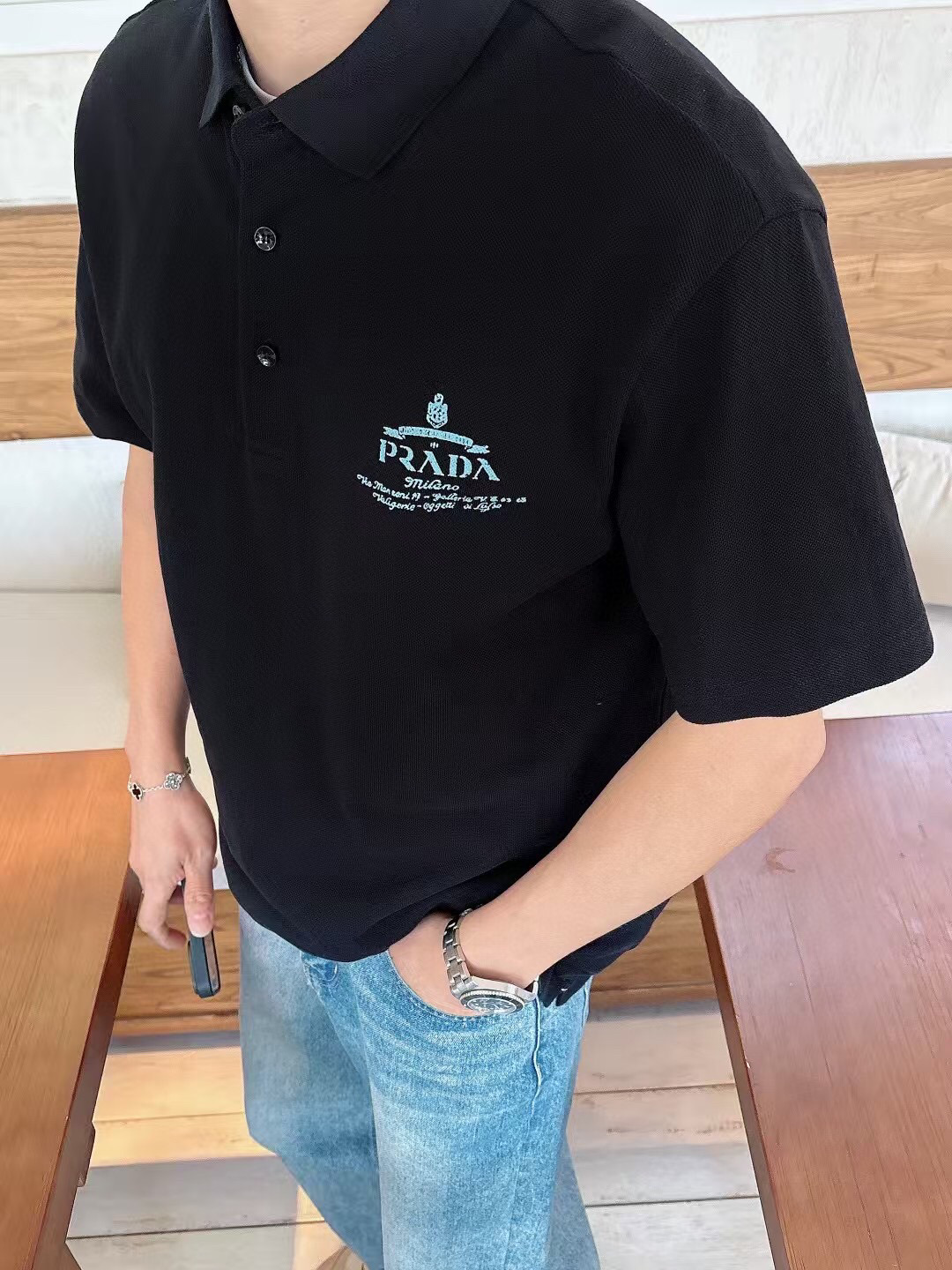 
普拉达Polo系列
季度：2025春夏
颜色：黑色 白色 卡其色 藏青色
尺码   m-4xL
版型：