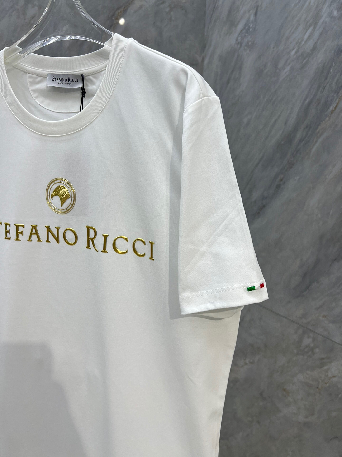 
Stefano Ric*ci/史蒂芬劳 • 尼治男装立体金色压花短袖T恤，正面装饰品牌字母鹰头经典元素