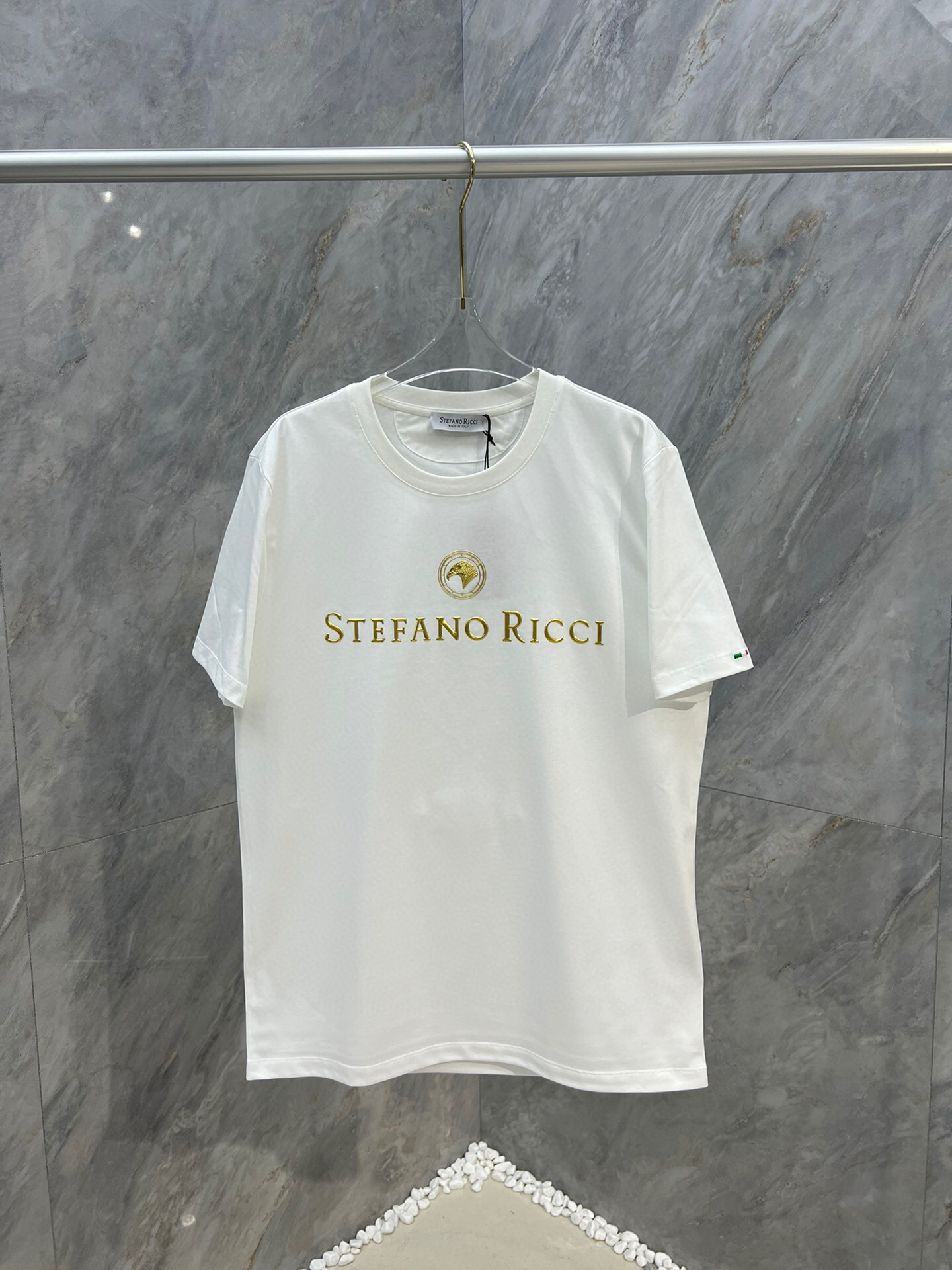 
Stefano Ric*ci/史蒂芬劳 • 尼治男装立体金色压花短袖T恤，正面装饰品牌字母鹰头经典元素