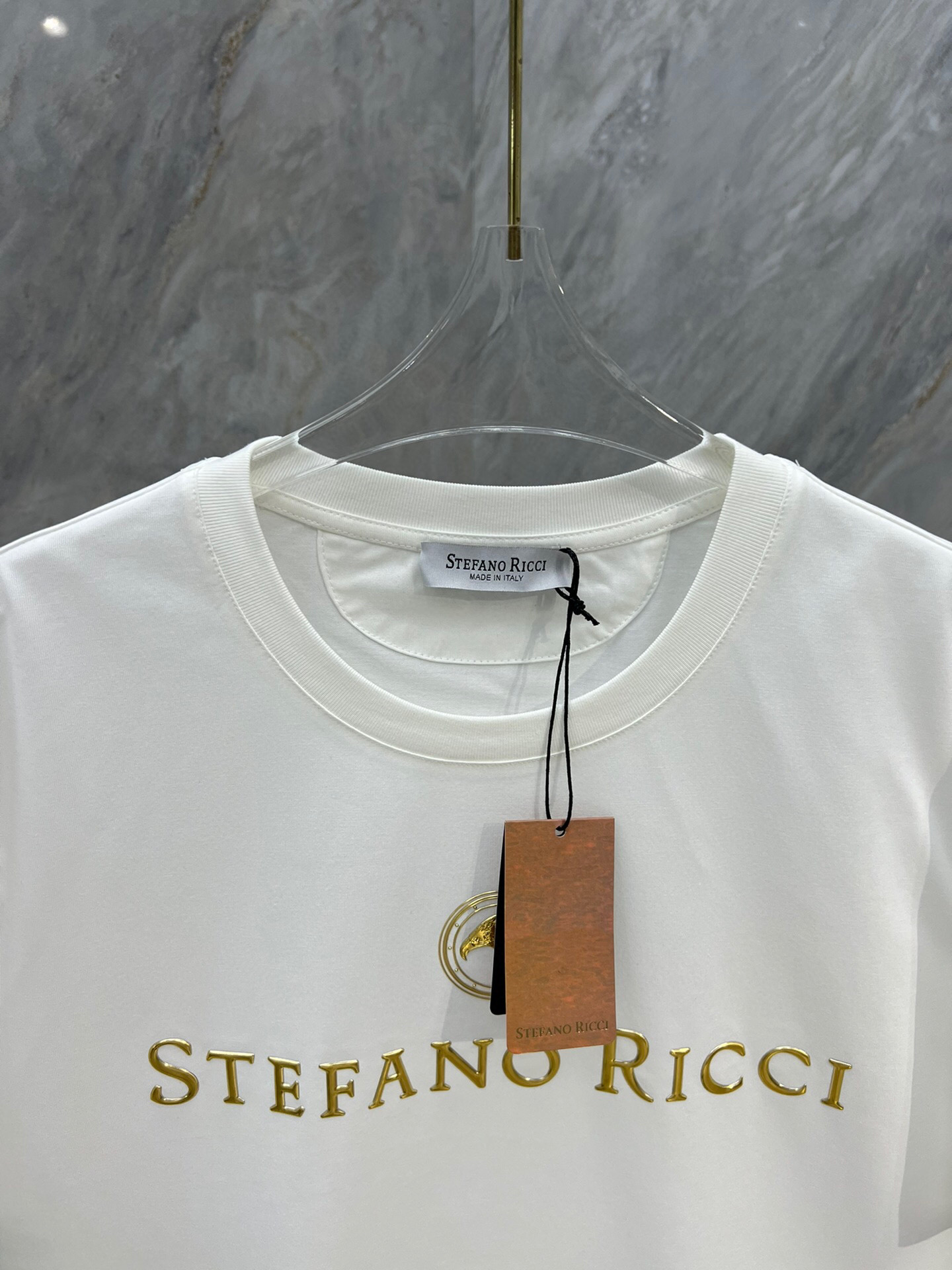 
Stefano Ric*ci/史蒂芬劳 • 尼治男装立体金色压花短袖T恤，正面装饰品牌字母鹰头经典元素