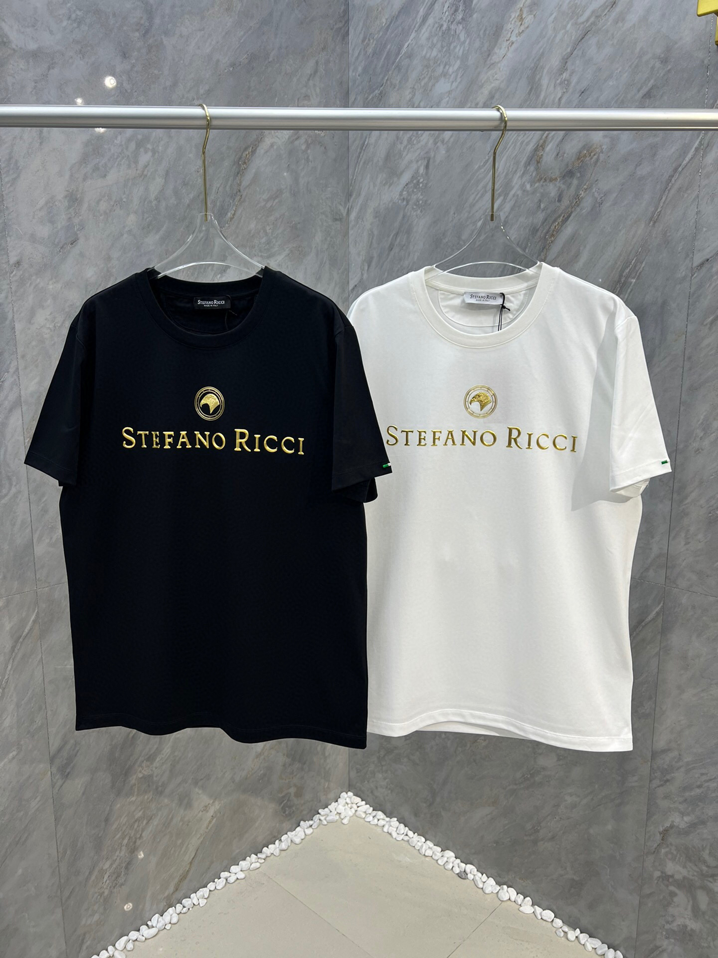 
Stefano Ric*ci/史蒂芬劳 • 尼治男装立体金色压花短袖T恤，正面装饰品牌字母鹰头经典元素