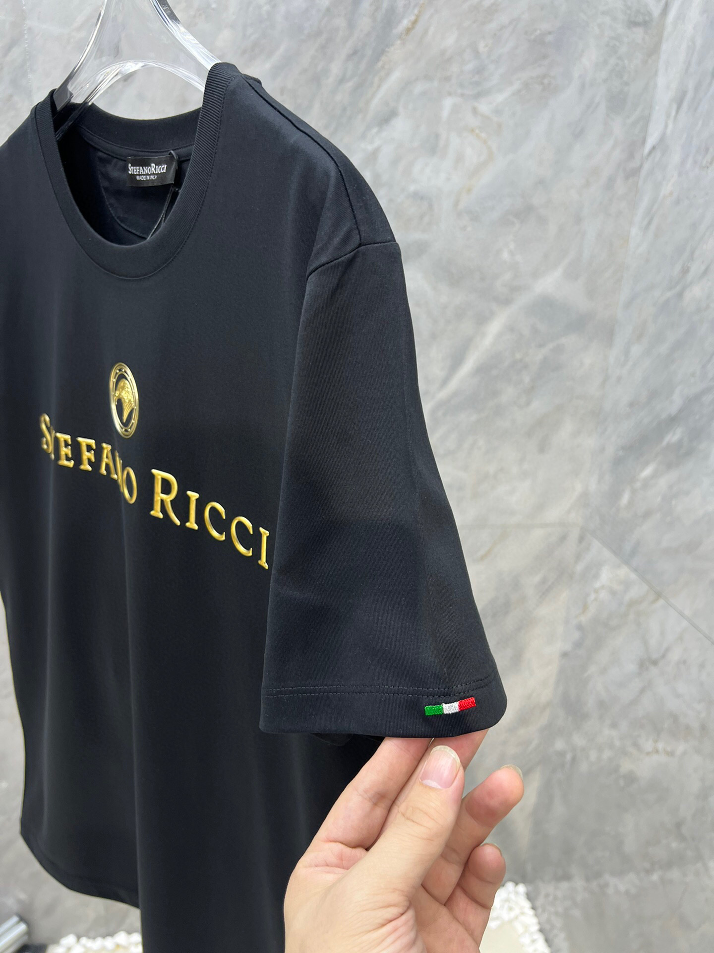 
Stefano Ric*ci/史蒂芬劳 • 尼治男装立体金色压花短袖T恤，正面装饰品牌字母鹰头经典元素