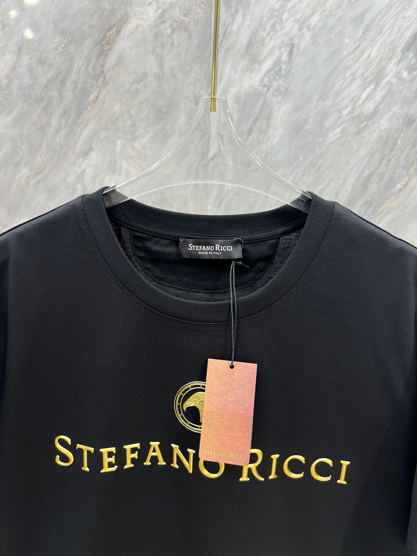 
Stefano Ric*ci/史蒂芬劳 • 尼治男装立体金色压花短袖T恤，正面装饰品牌字母鹰头经典元素