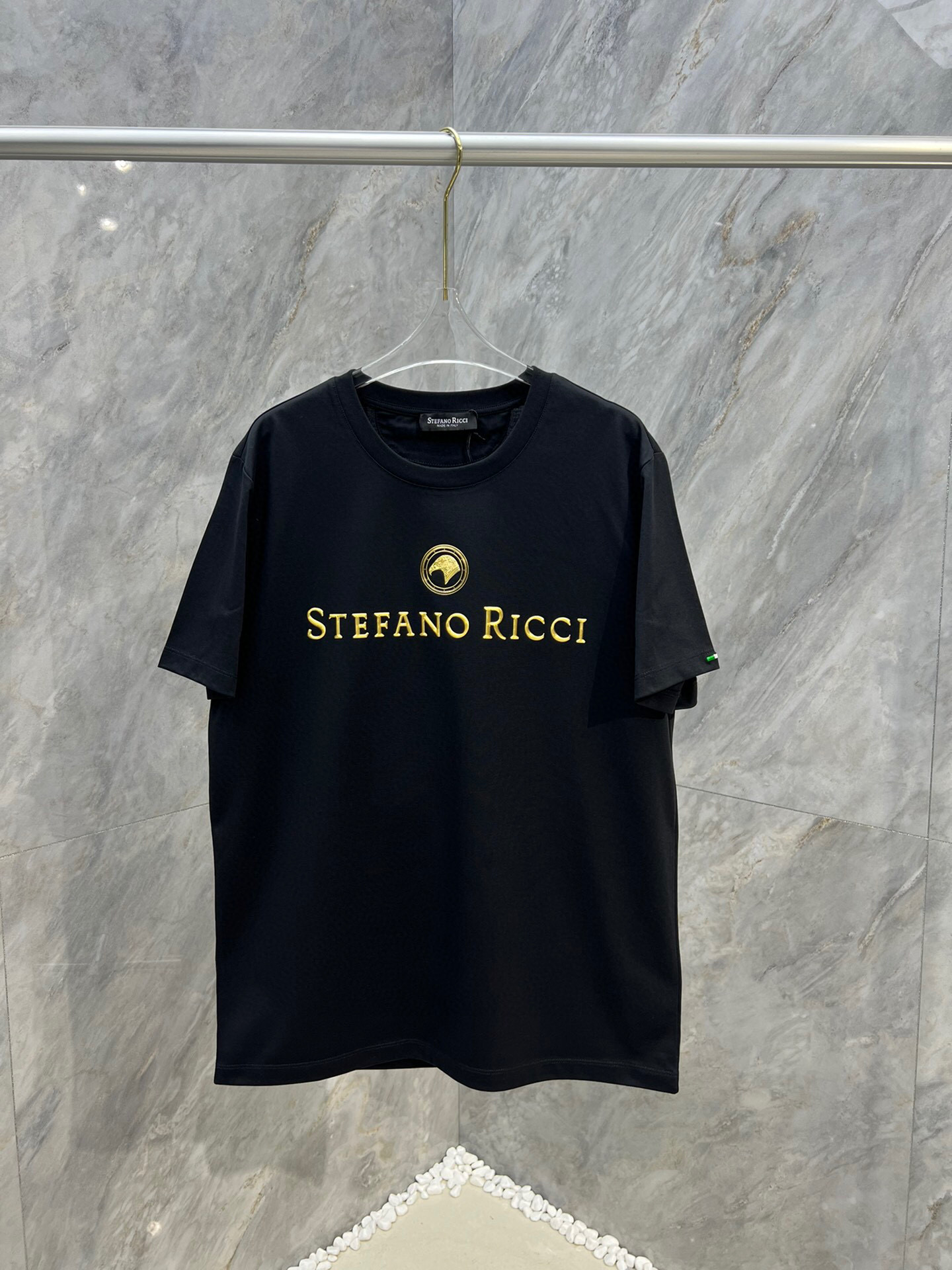 
Stefano Ric*ci/史蒂芬劳 • 尼治男装立体金色压花短袖T恤，正面装饰品牌字母鹰头经典元素