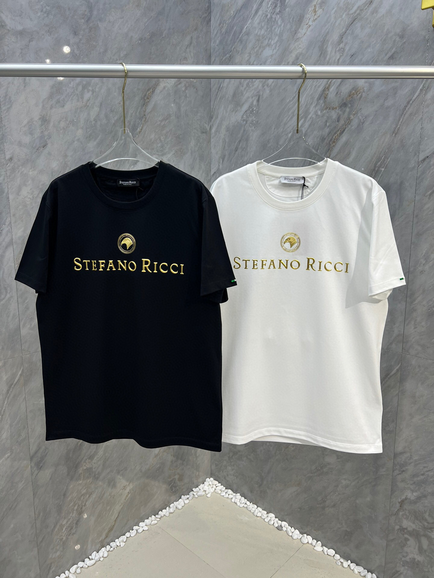 
Stefano Ric*ci/史蒂芬劳 • 尼治男装立体金色压花短袖T恤，正面装饰品牌字母鹰头经典元素