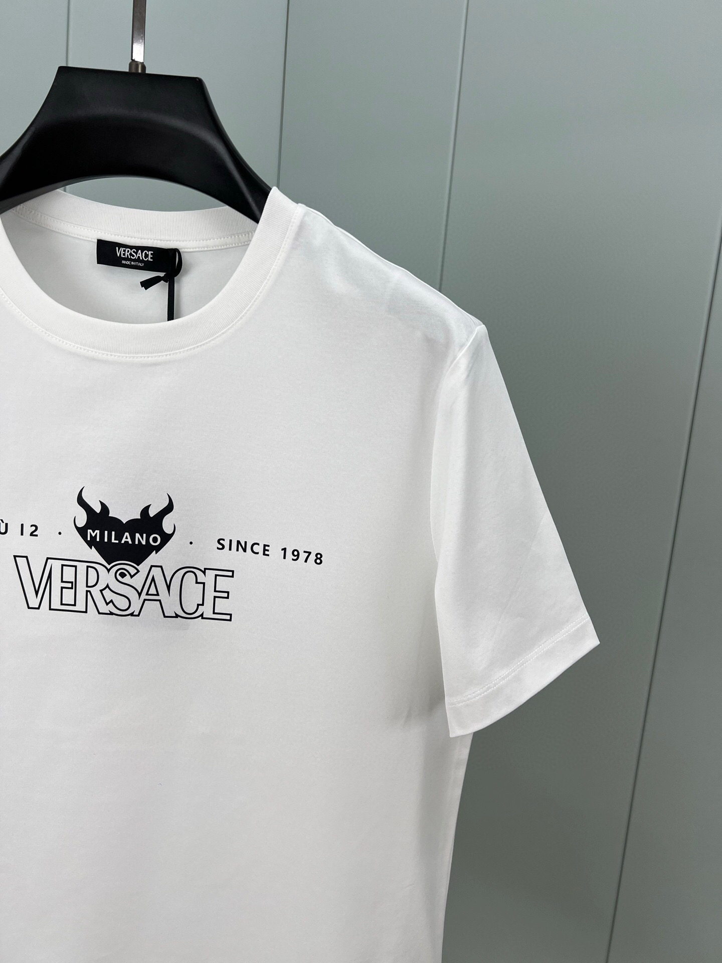  
Versace 25春夏新品字母&品牌创立年份1978印花标识短袖T恤，定制80支双股丝光棉面料；黑