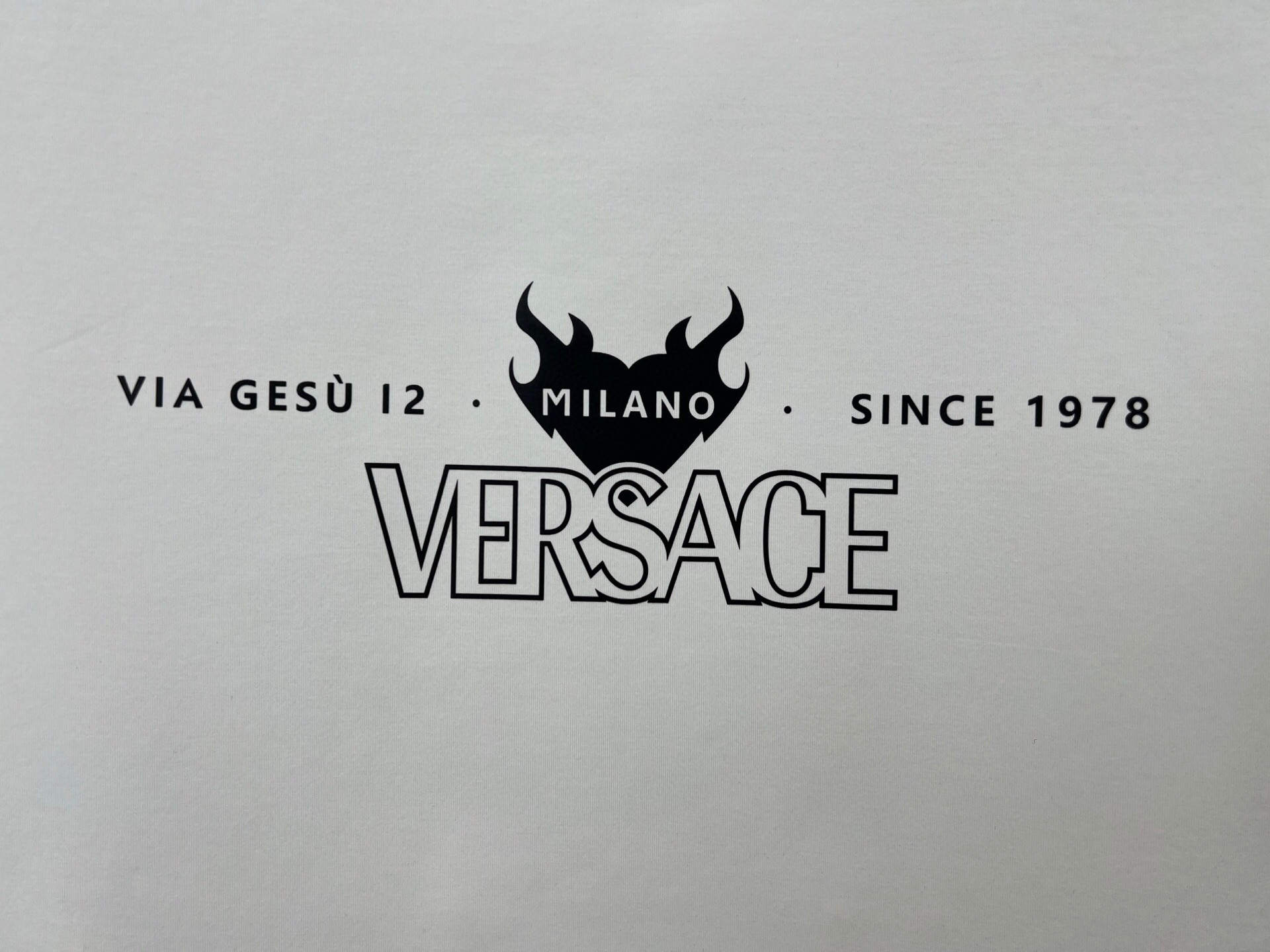  
Versace 25春夏新品字母&品牌创立年份1978印花标识短袖T恤，定制80支双股丝光棉面料；黑