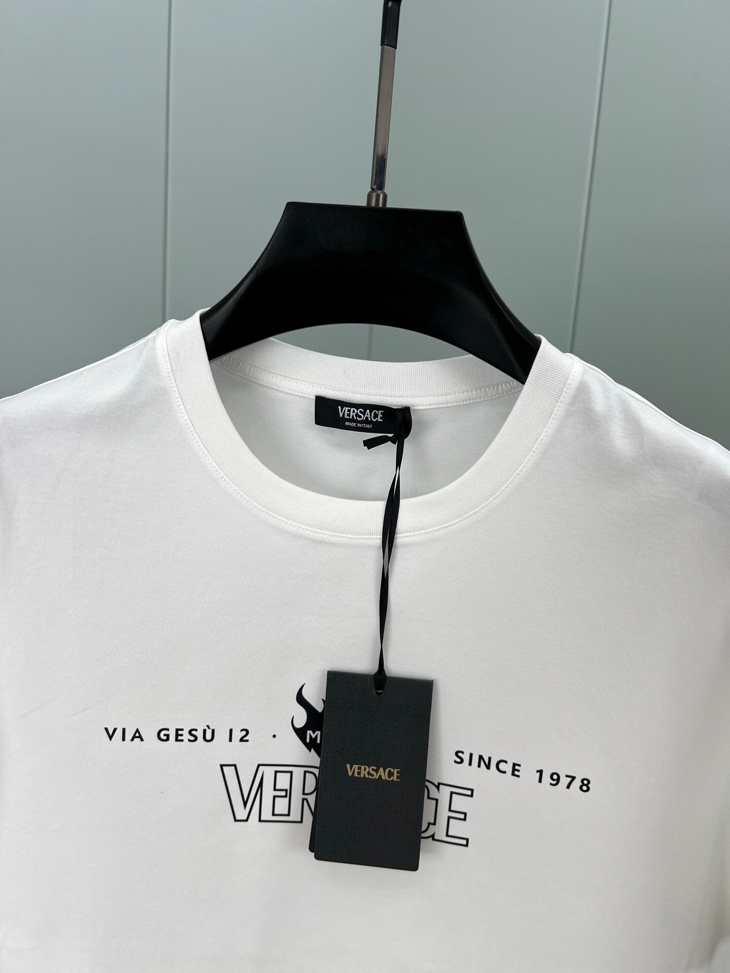  
Versace 25春夏新品字母&品牌创立年份1978印花标识短袖T恤，定制80支双股丝光棉面料；黑