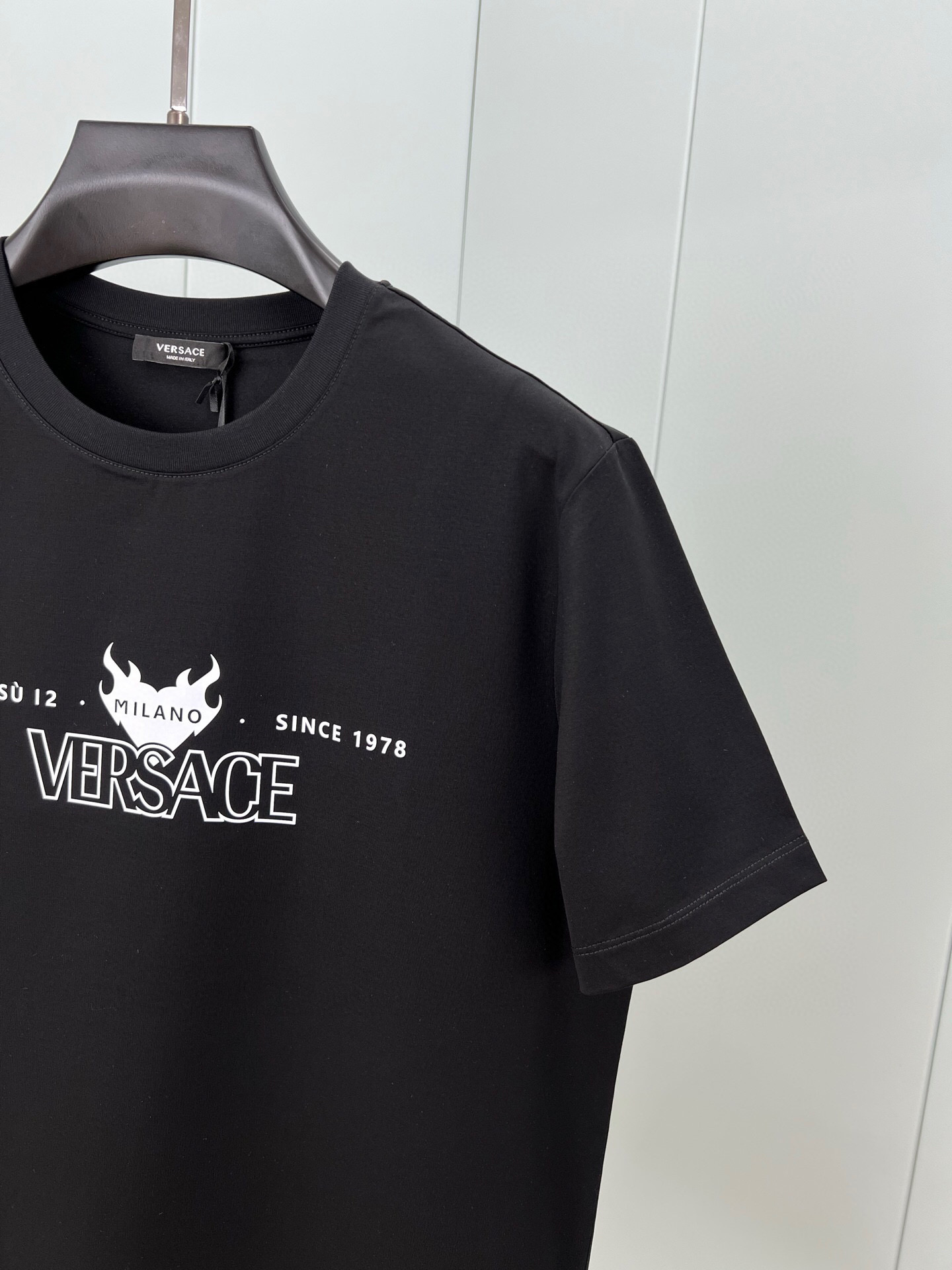  
Versace 25春夏新品字母&品牌创立年份1978印花标识短袖T恤，定制80支双股丝光棉面料；黑