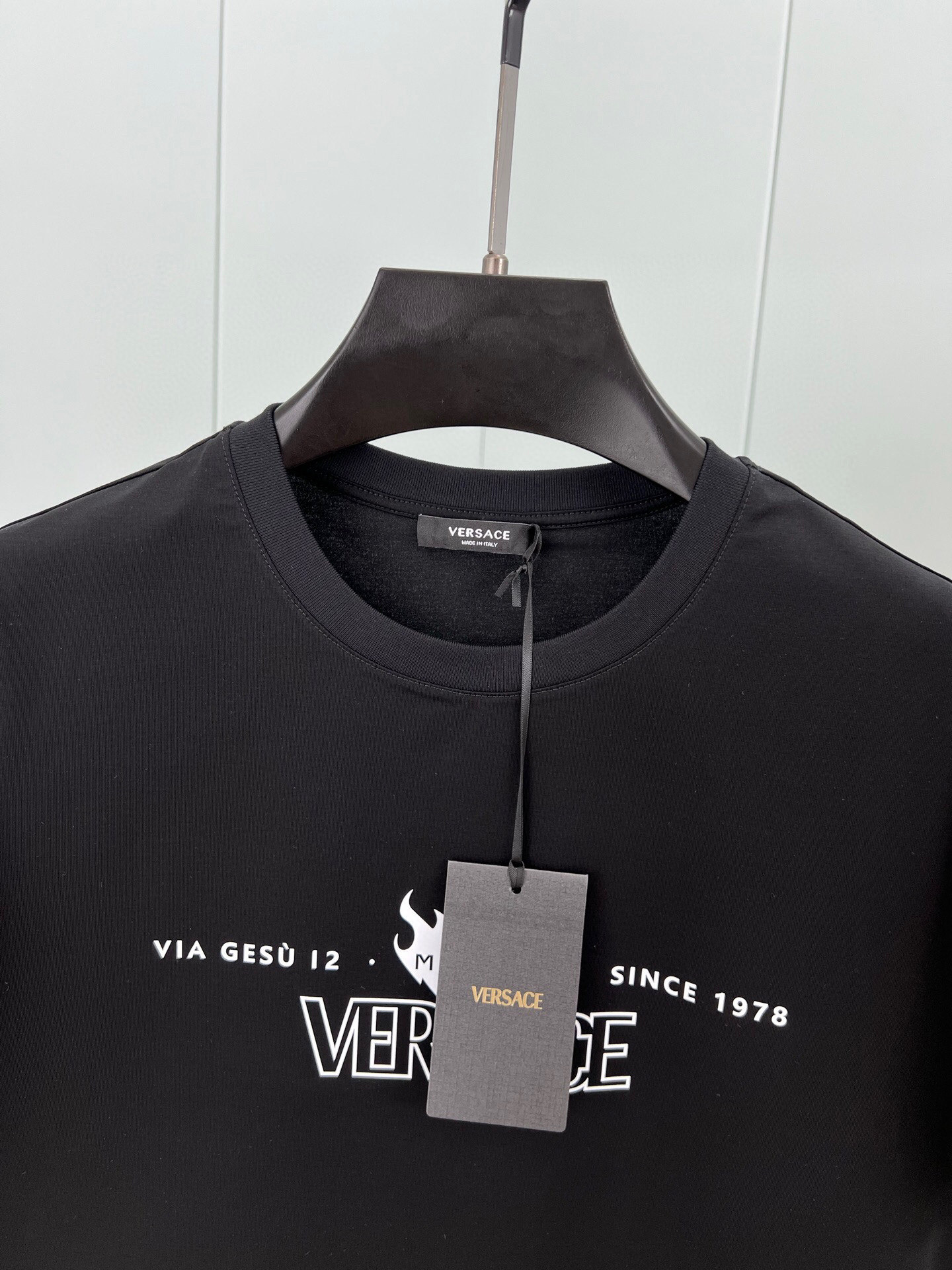  
Versace 25春夏新品字母&品牌创立年份1978印花标识短袖T恤，定制80支双股丝光棉面料；黑
